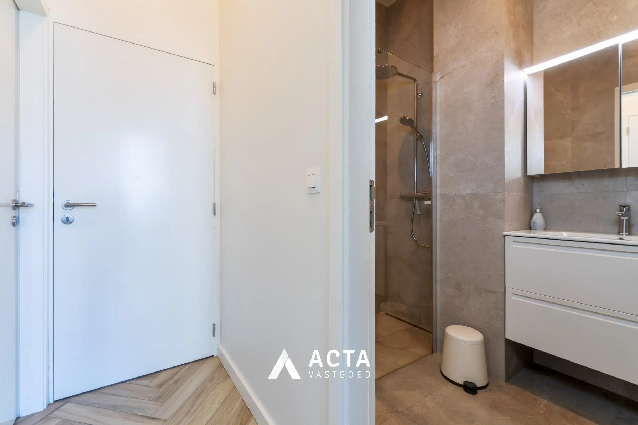 Luxueus gelijkvloersappartement met terras nabij Zeedijk van Mariakerke foto 13
