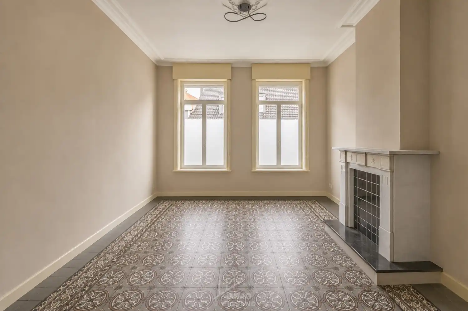 Halfopen woning met 4 slaapkamers, zijwaartse diepe oprit met garage en ruime tuin op 385 m² te Gullegem foto 9