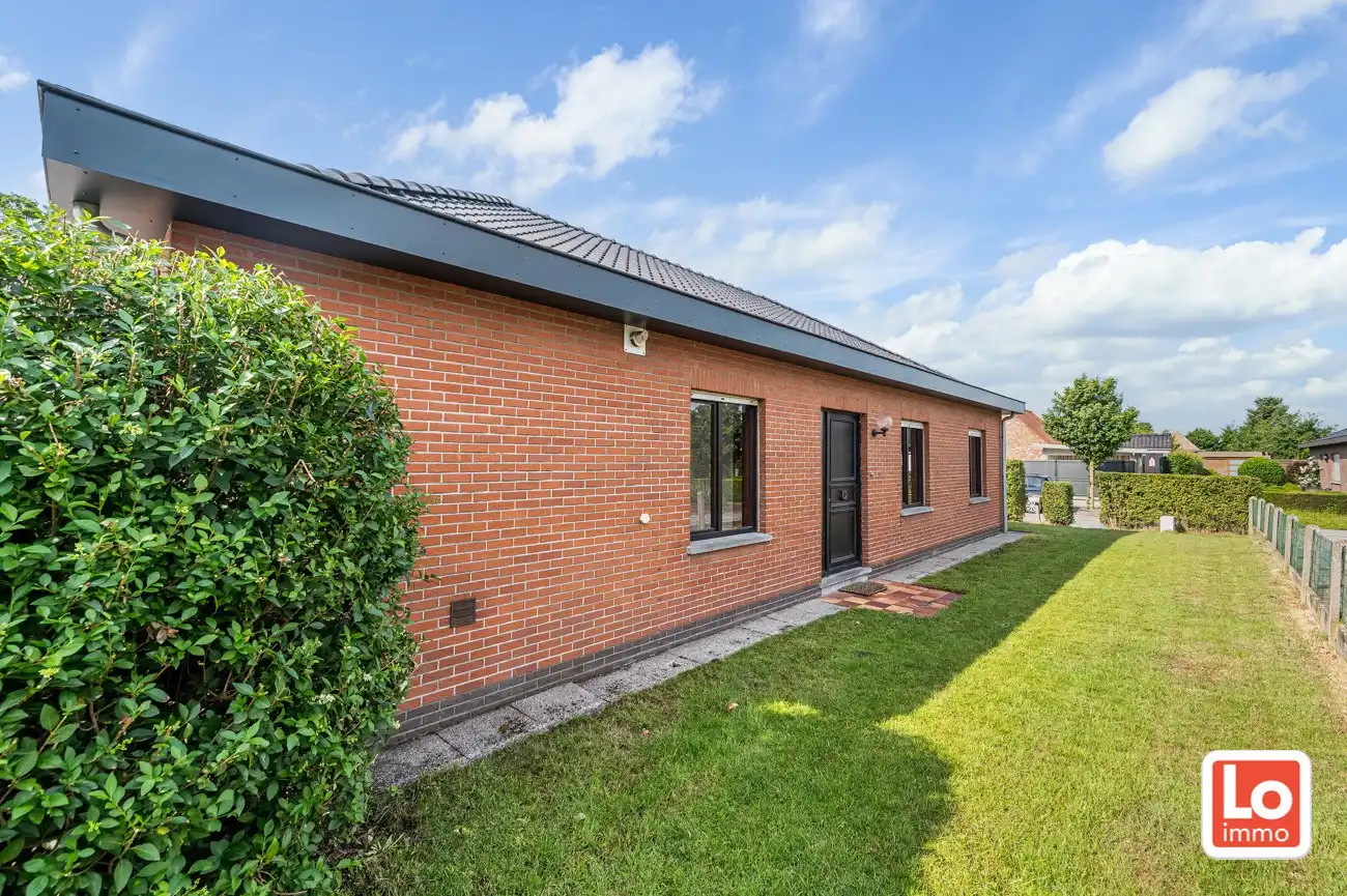 VERKOCHT! Degelijke open gelijkvloerse bebouwing met inpandige garage op een toplocatie in Lochristi! foto 3