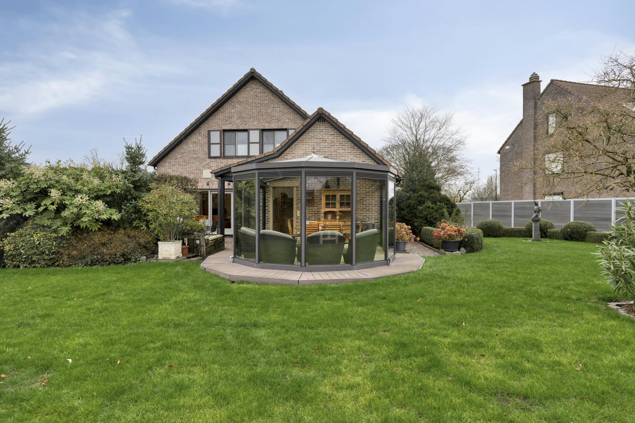 Mooie villa met schitterende tuin in residentiële woonwijk foto 4