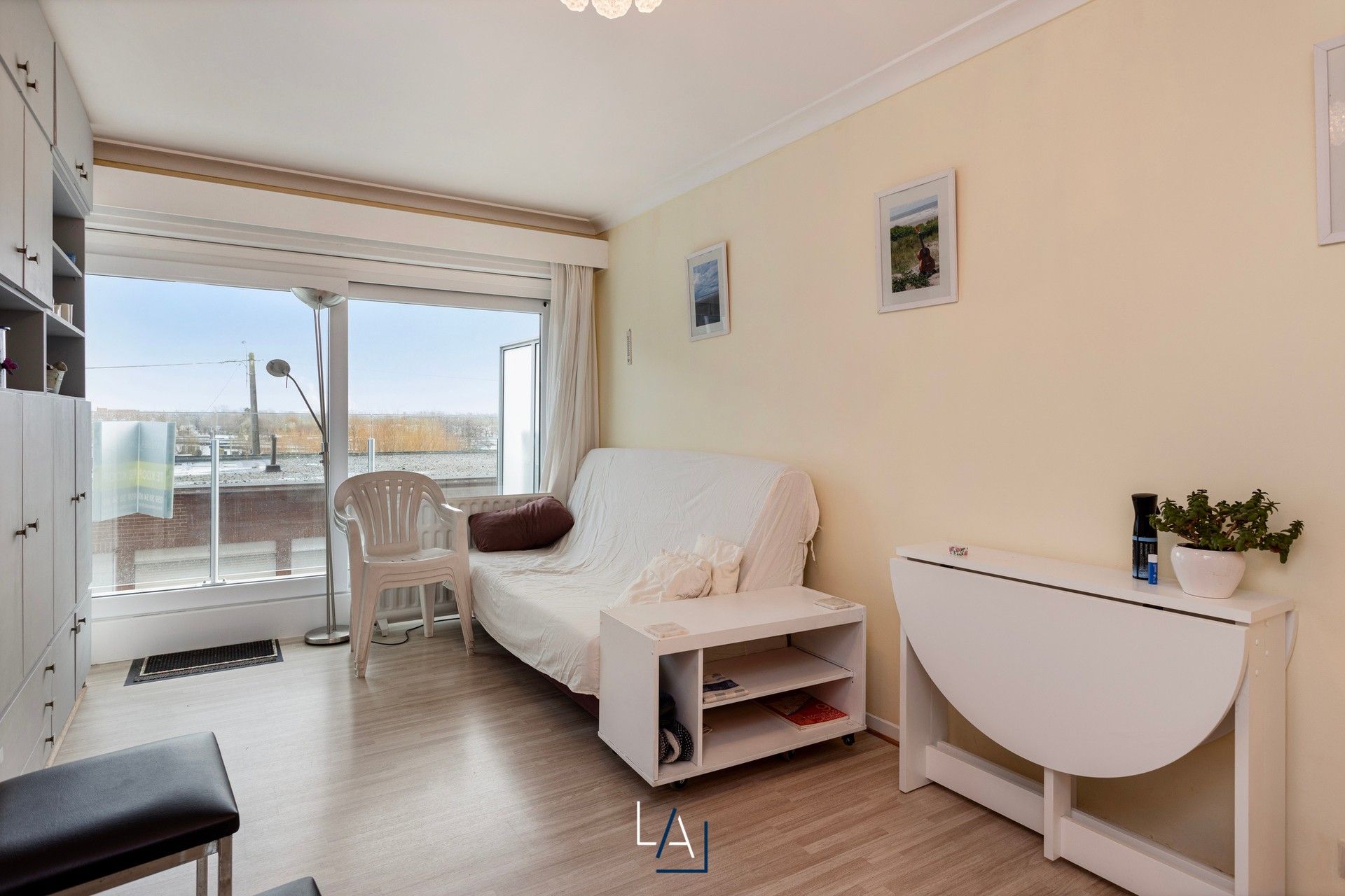 Hoofdfoto van de publicatie: Lichtrijke studio in Westende-Bad.