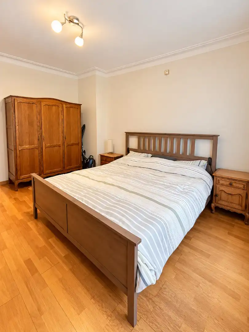 Ruime woning met vijf slaapkamers, grote garage en onderhoudsvriendelijke tuin foto 6