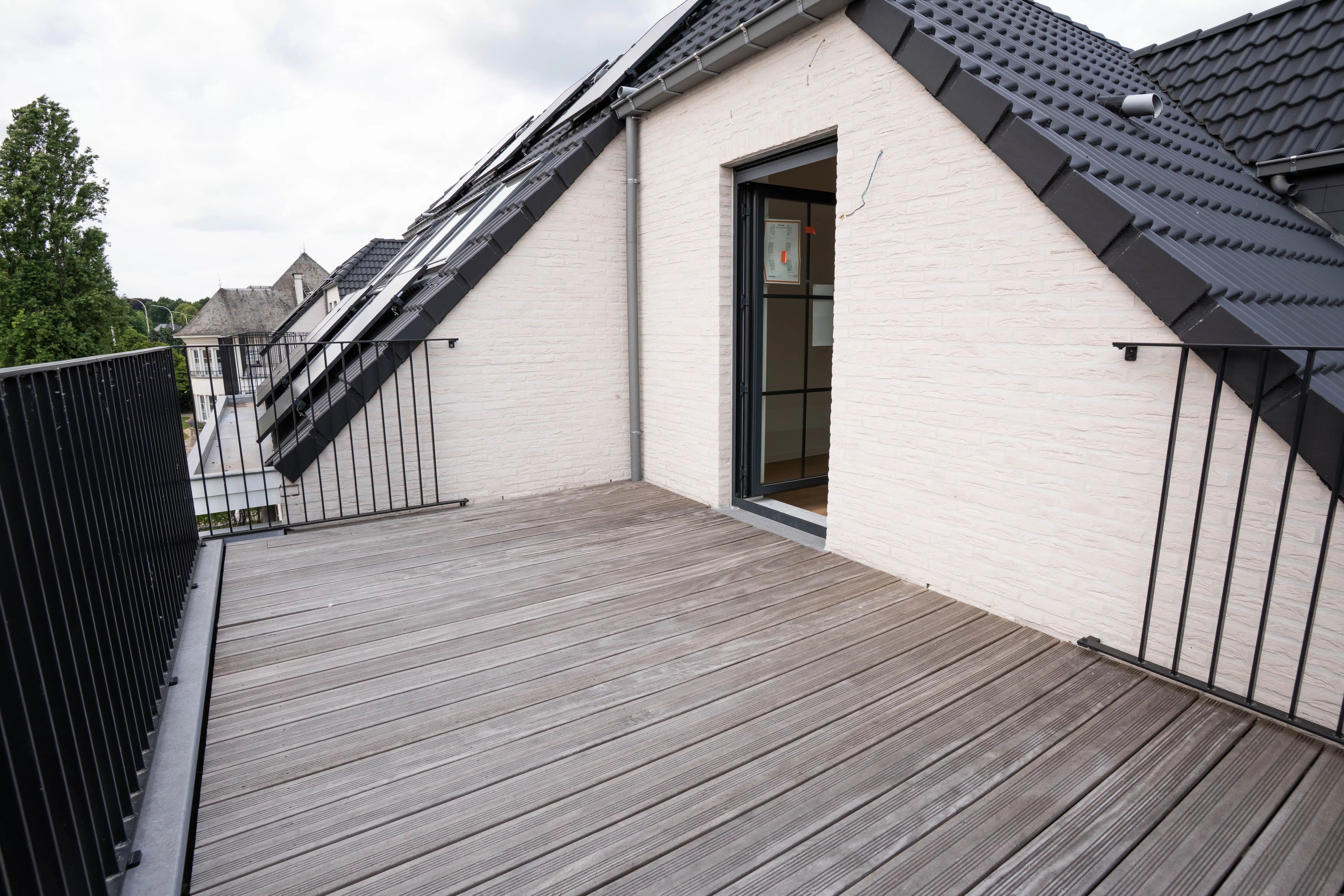 Modern appartement met twee slaapkamers en ruim terras. foto 9