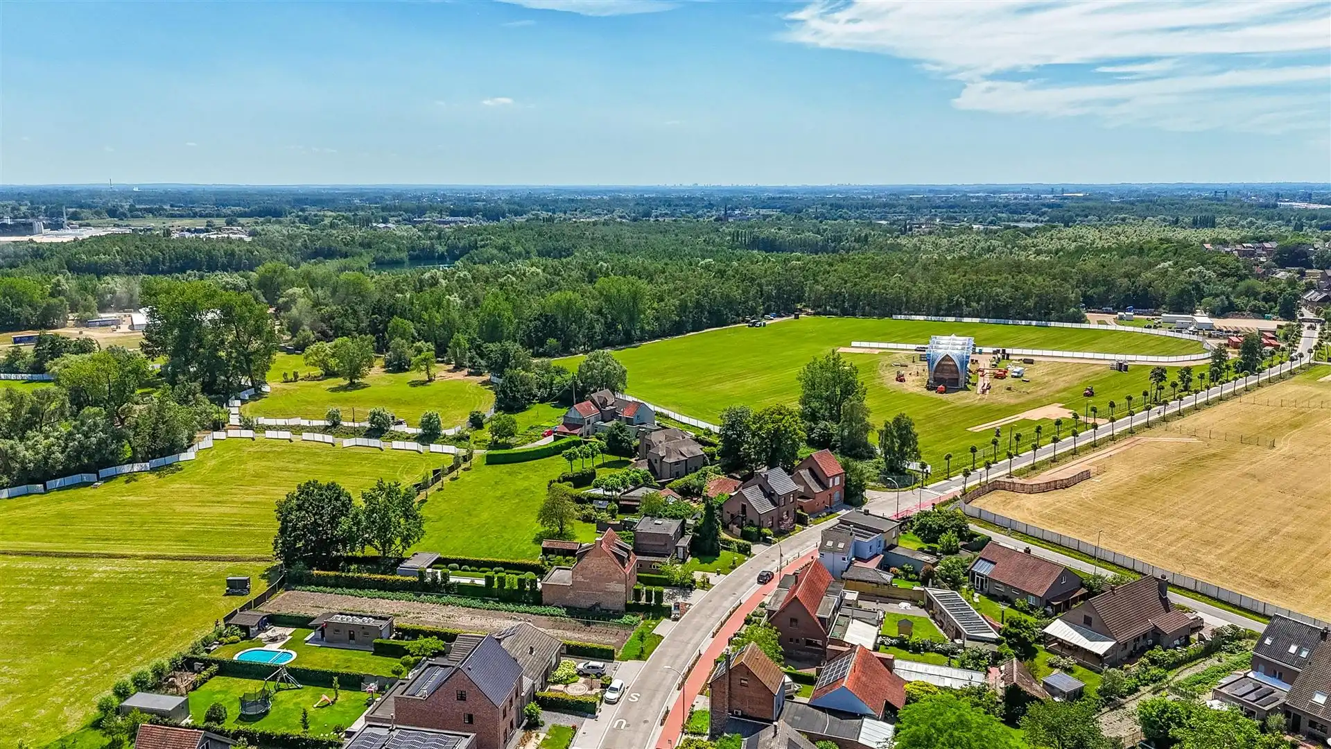 Statige woning met vrij uitzicht & vergund bijgebouw foto 5