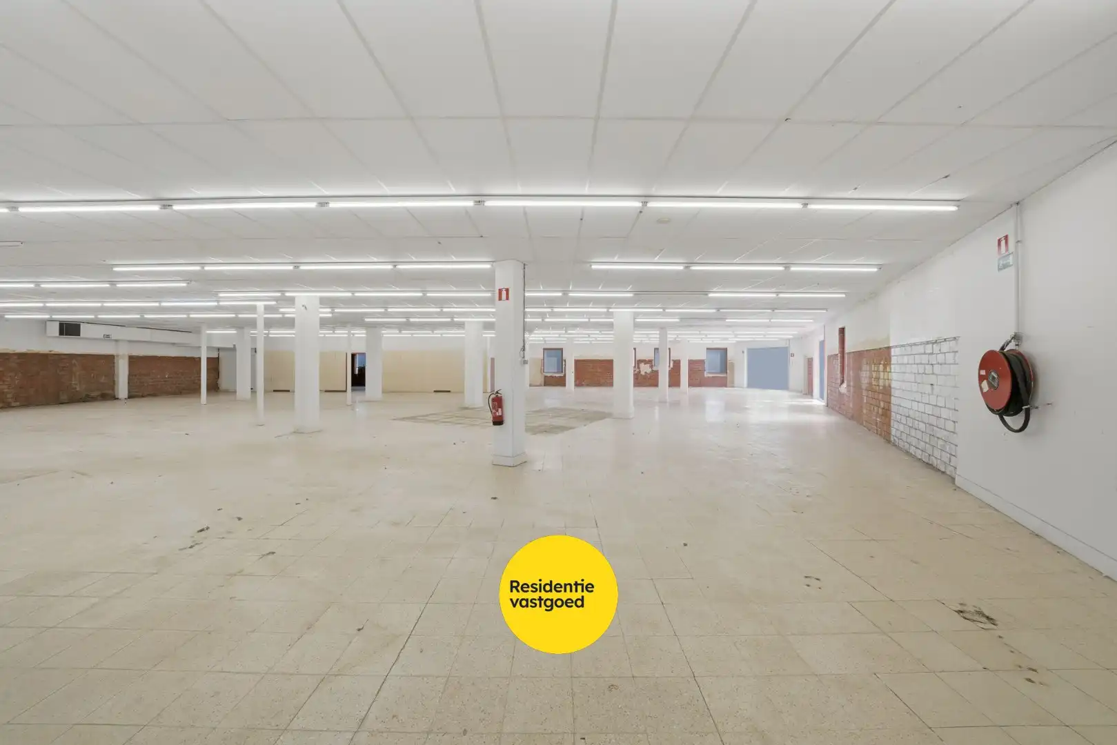 Te koop: Ruim handelspand met uitstekende visibiliteit in het centrum van Torhout foto 16