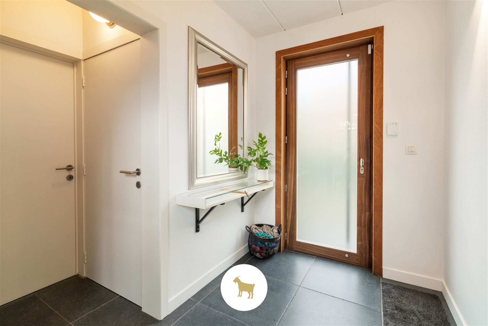 Instapklare lichtrijke OPEN BEBOUWING met 3 (mogelijkheid tot 4) SLAAPKAMERS, stijlvol overdekt TERRAS en gezellige (BINNEN)TUIN op een PERCEEL van ca. 435 m² foto 3