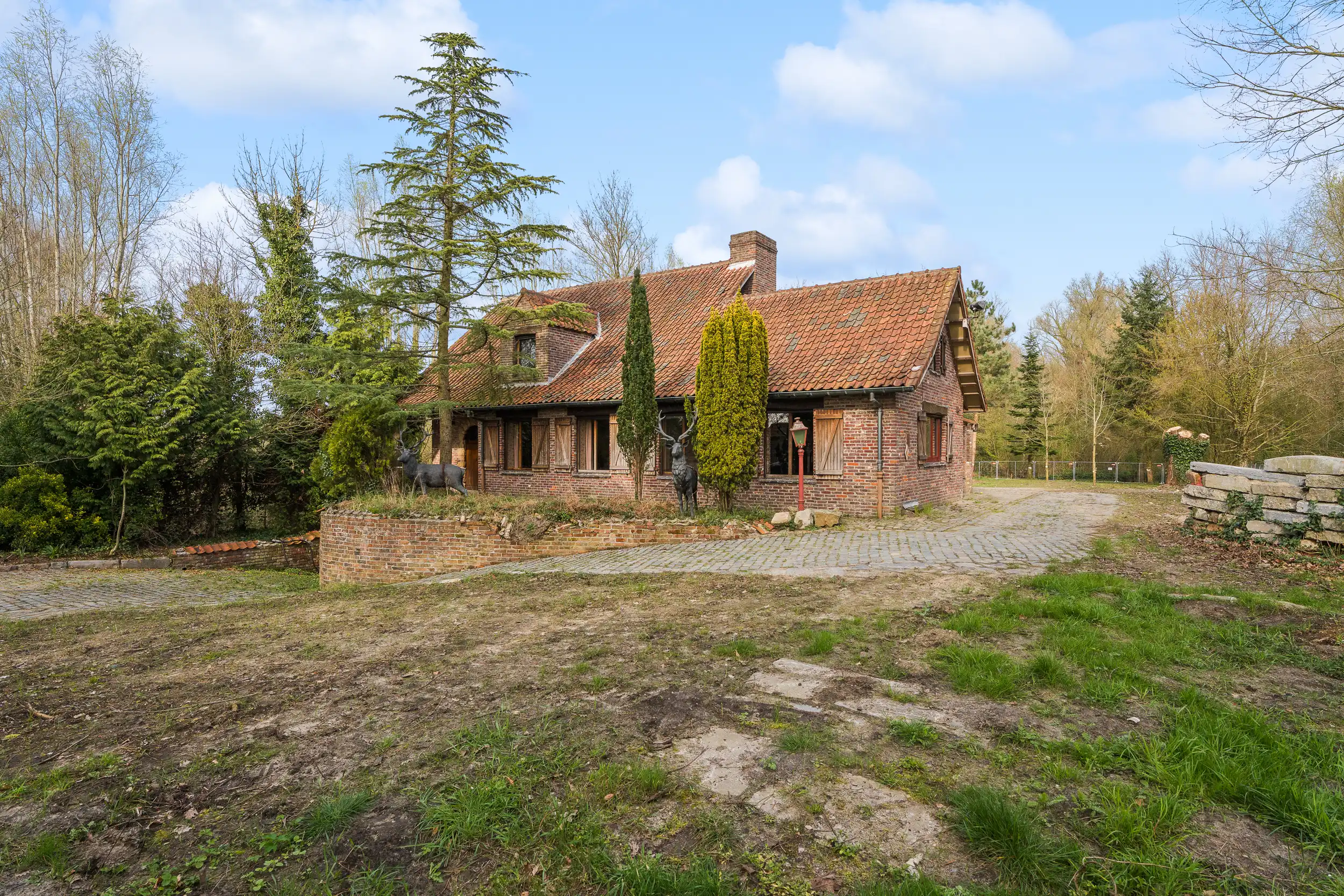 Hoofdfoto van de publicatie: Karaktervolle villa met grote tuin in het groen te Wetteren