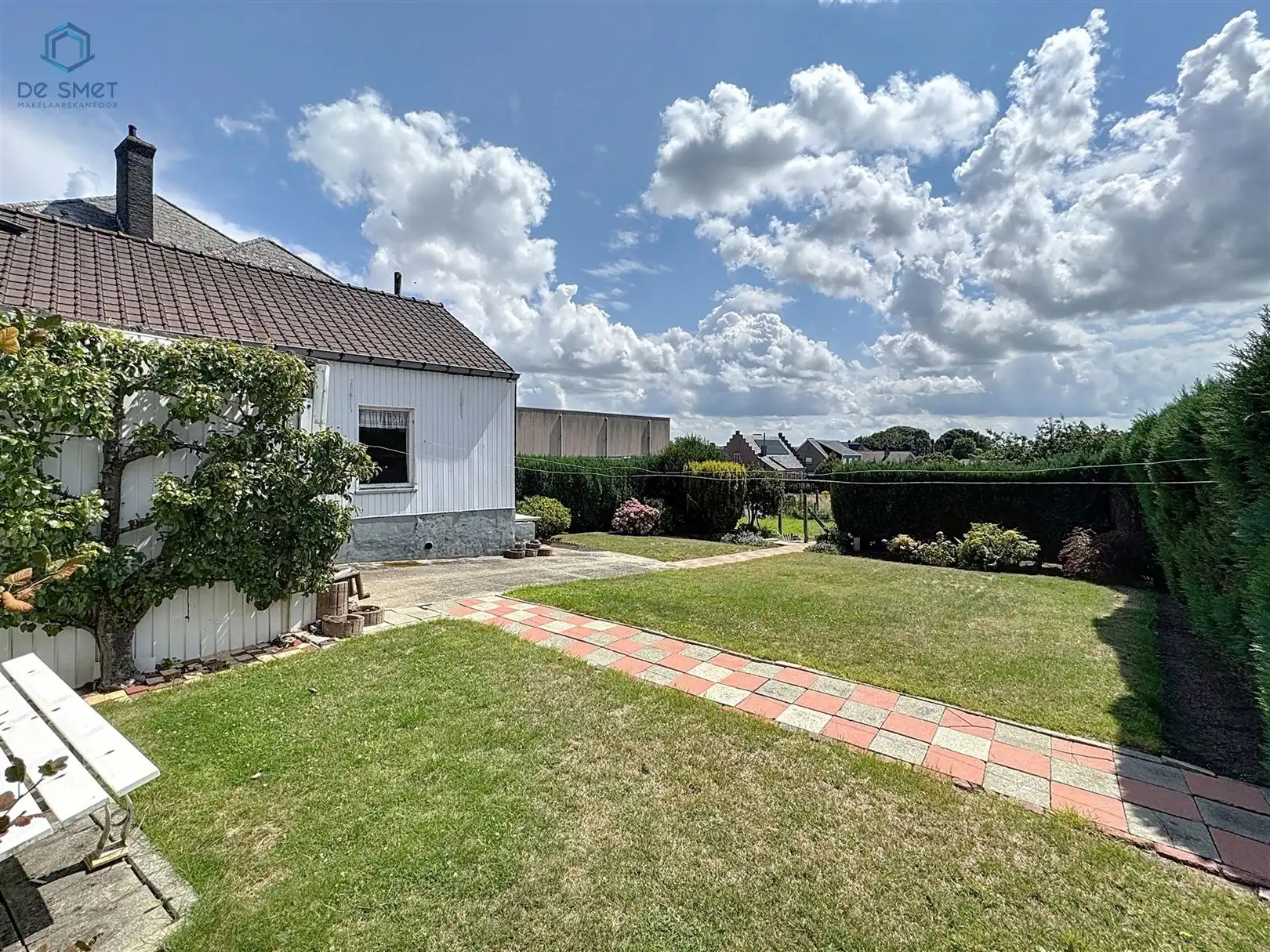 Te renoveren woning met 4 slpks, garage & prachtige tuin vlak aan station Lierde foto 2