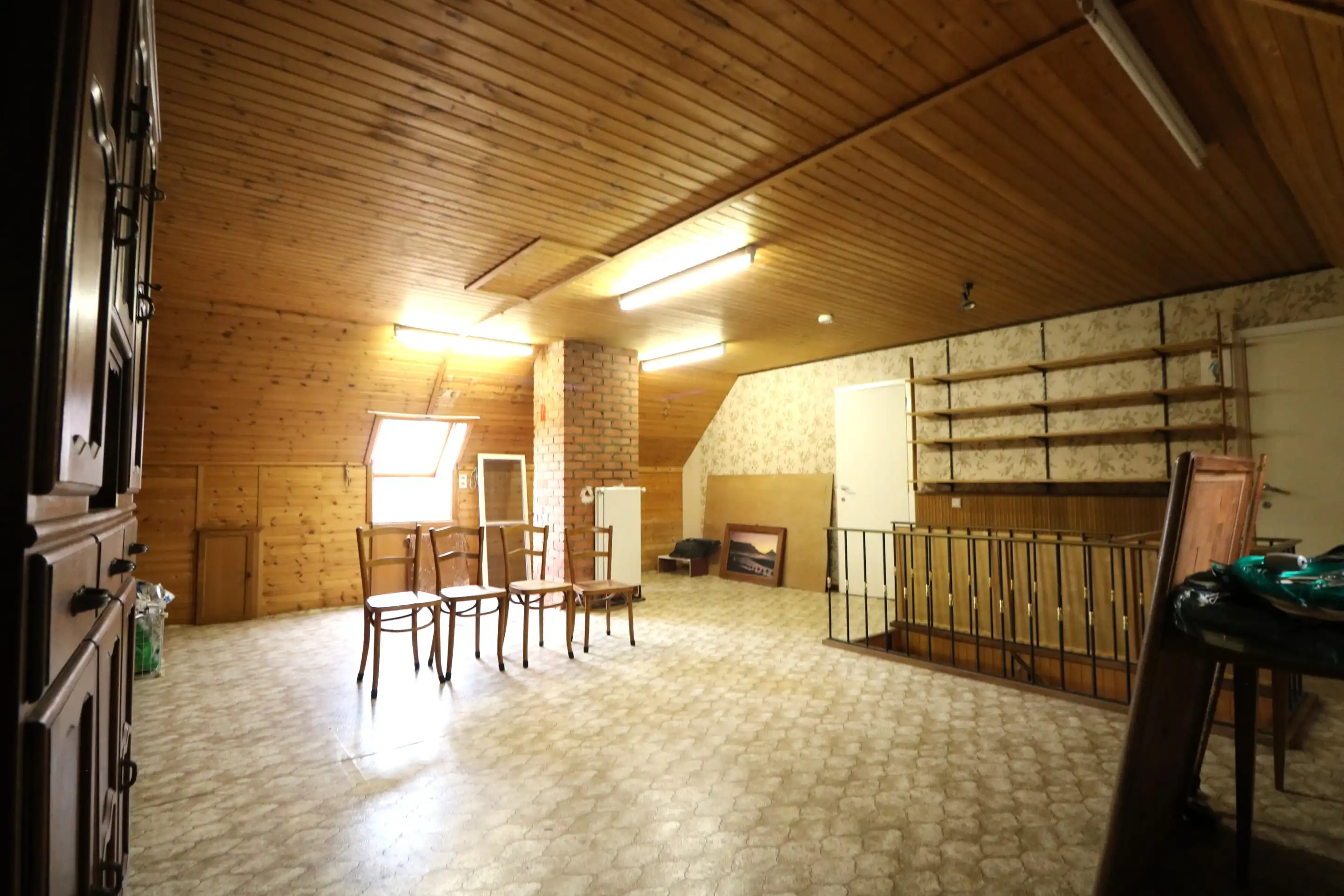  Zeer ruime woning met 5 slaapkamers, garages (8 wagens) en werkplaats. foto 13