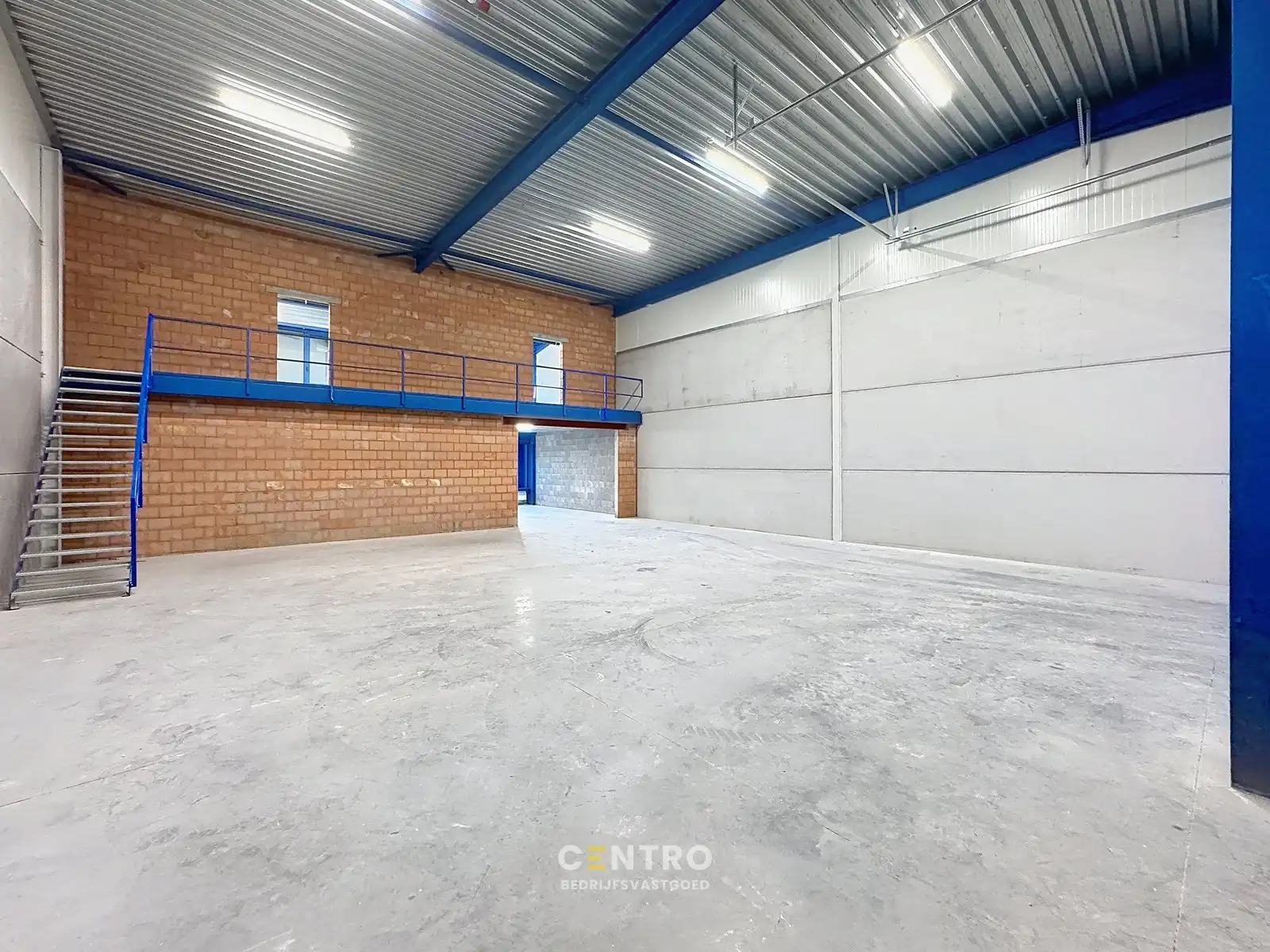 NB KMO-UNIT (227.20m²) met mezzanine (82.17m²) te koop met 2 private parkeerplaatsen voor de deur, elektrische sectionaalpoort en sanitair blok op industriezone "Herdersbrug" te 8000 Brugge foto 5