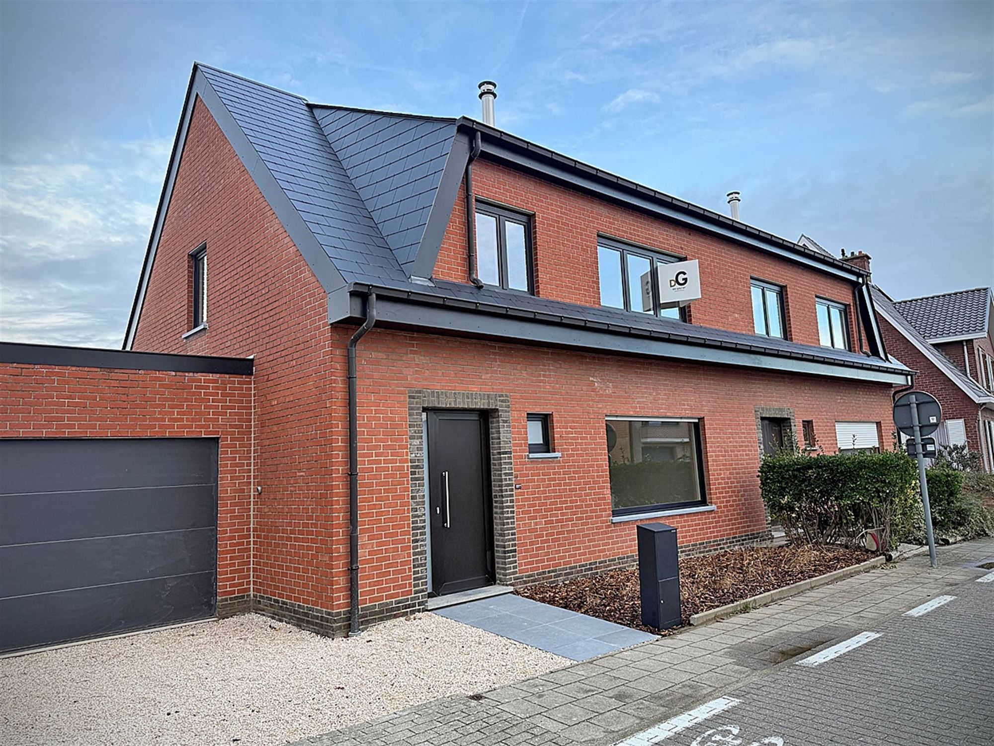 INSTAPKLARE gerenoveerde WONING met 3 slpks, badk., garage & tuintje/terras. foto 2