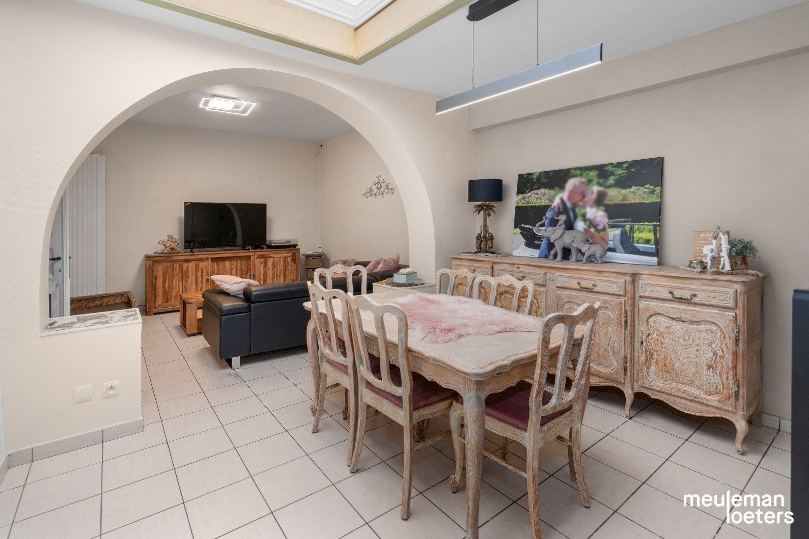 Gezinswoning met drie slaapkamers en inpandige garage  foto 2