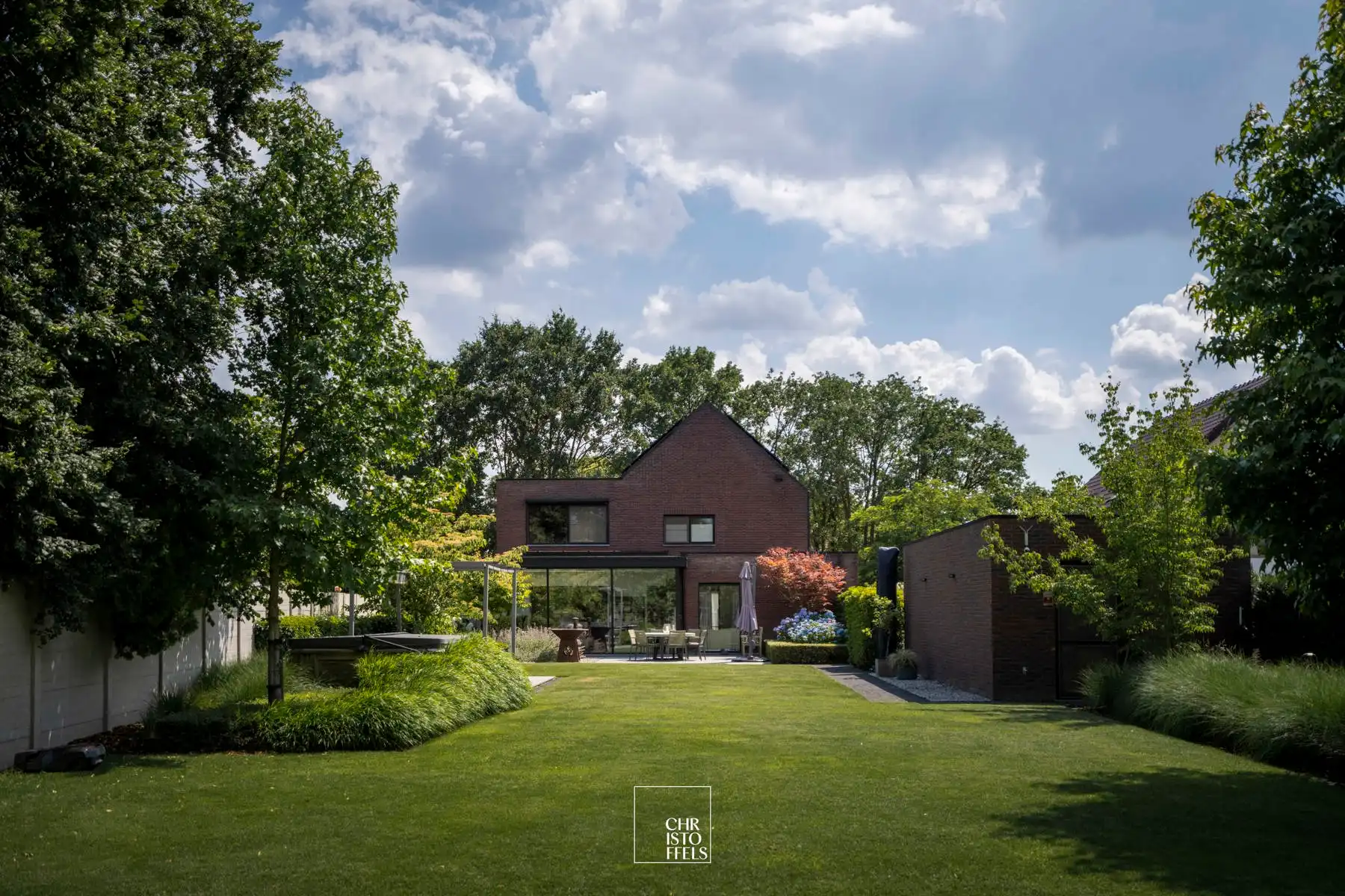 Eigentijdse gerenoveerde villa op een riant perceel van 1.986 m² foto {{pictureIndex}}