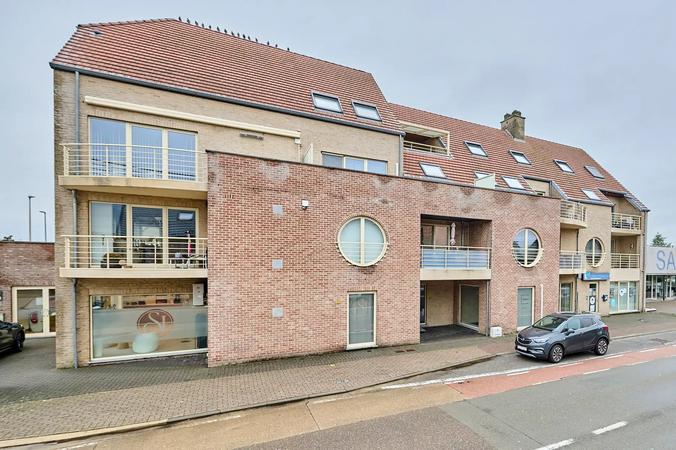 RUIM INSTAPKLAAR APPARTEMENT MET 2 SLAAPKAMERS NABIJ CENTRUM foto {{pictureIndex}}
