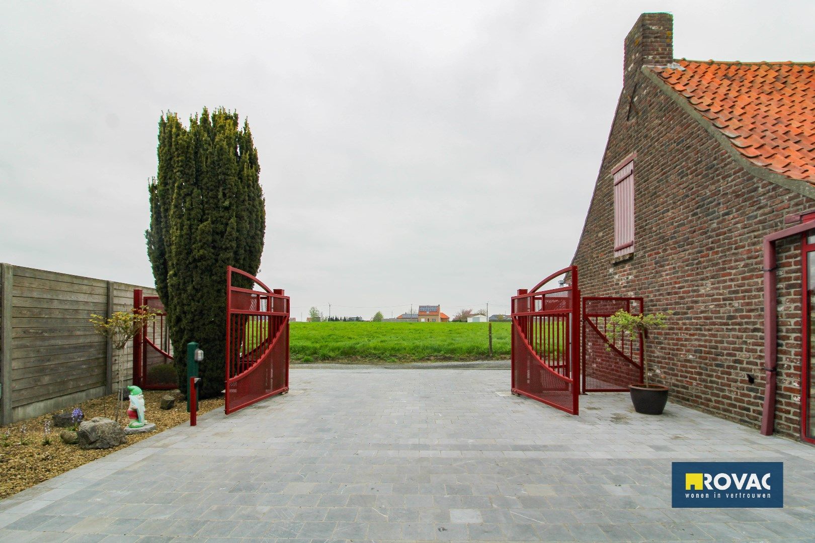 TOPPER! Landelijk gelegen woning met garage op 1684 m² foto 4