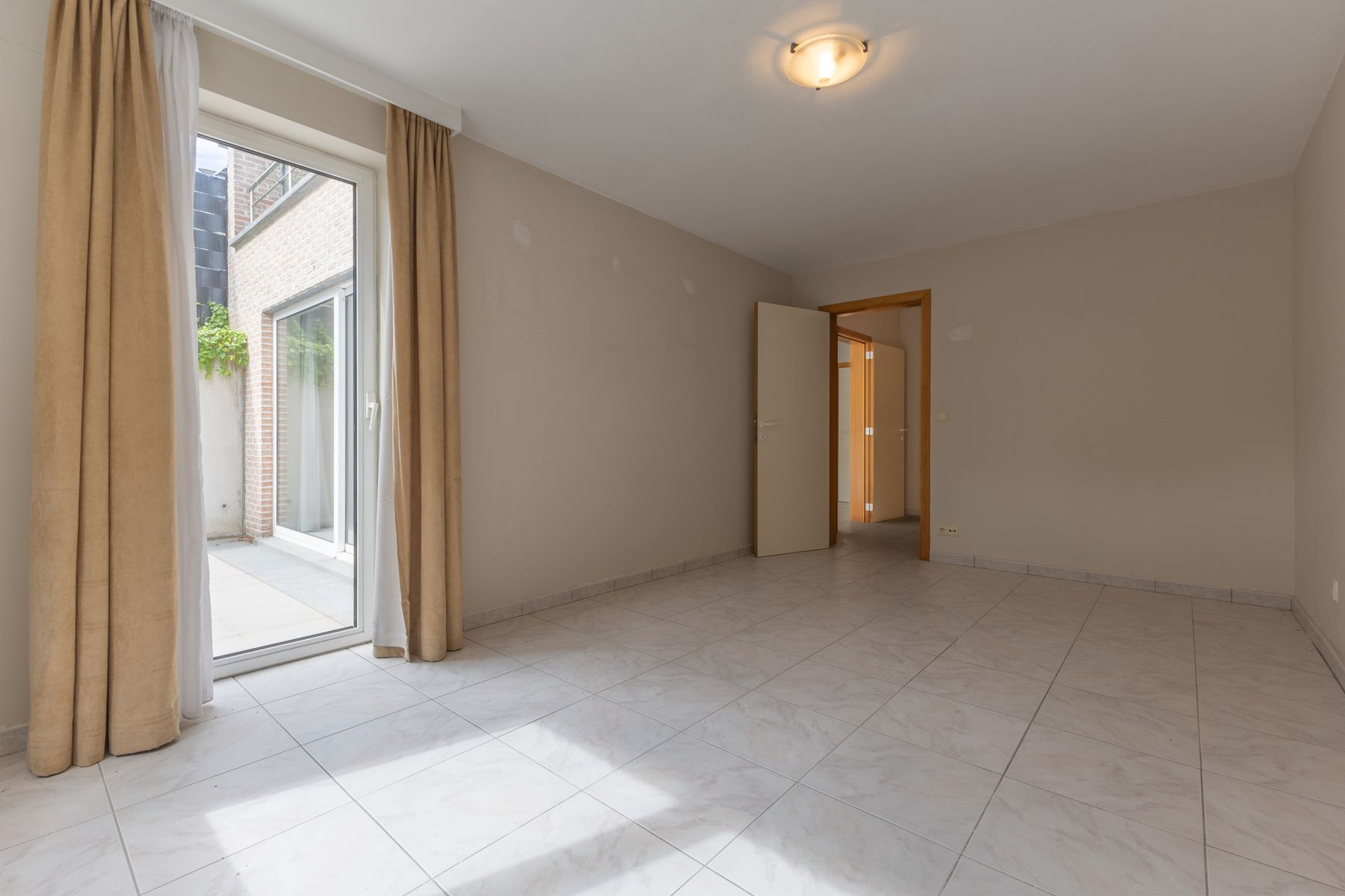 Zeer ruime eengezinswoning met 6 kamers, tuin en garage foto 14