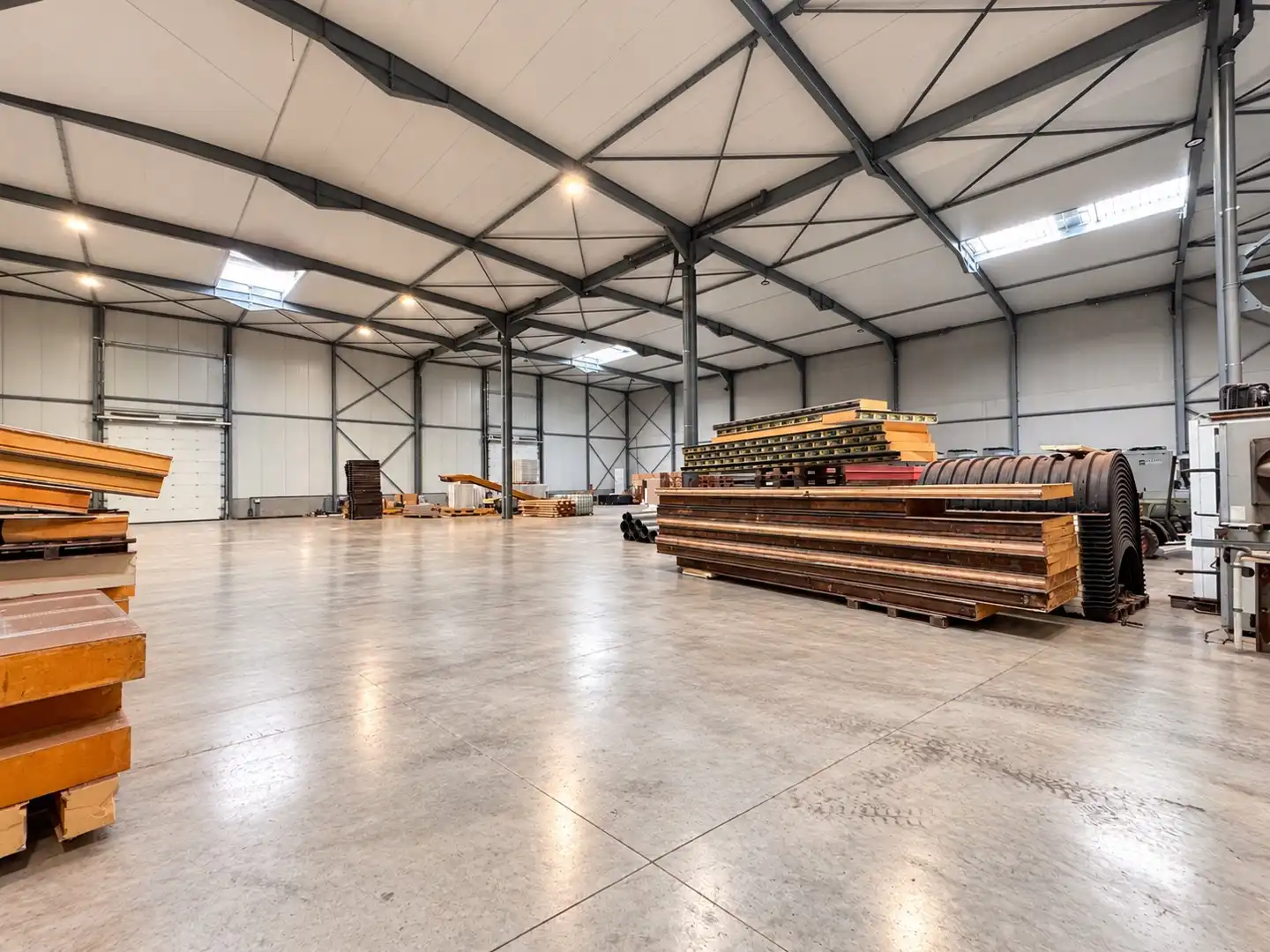 Magazijnruimte met laadkade en 10,5 m vrije hoogte te huur in Roeselare foto 4