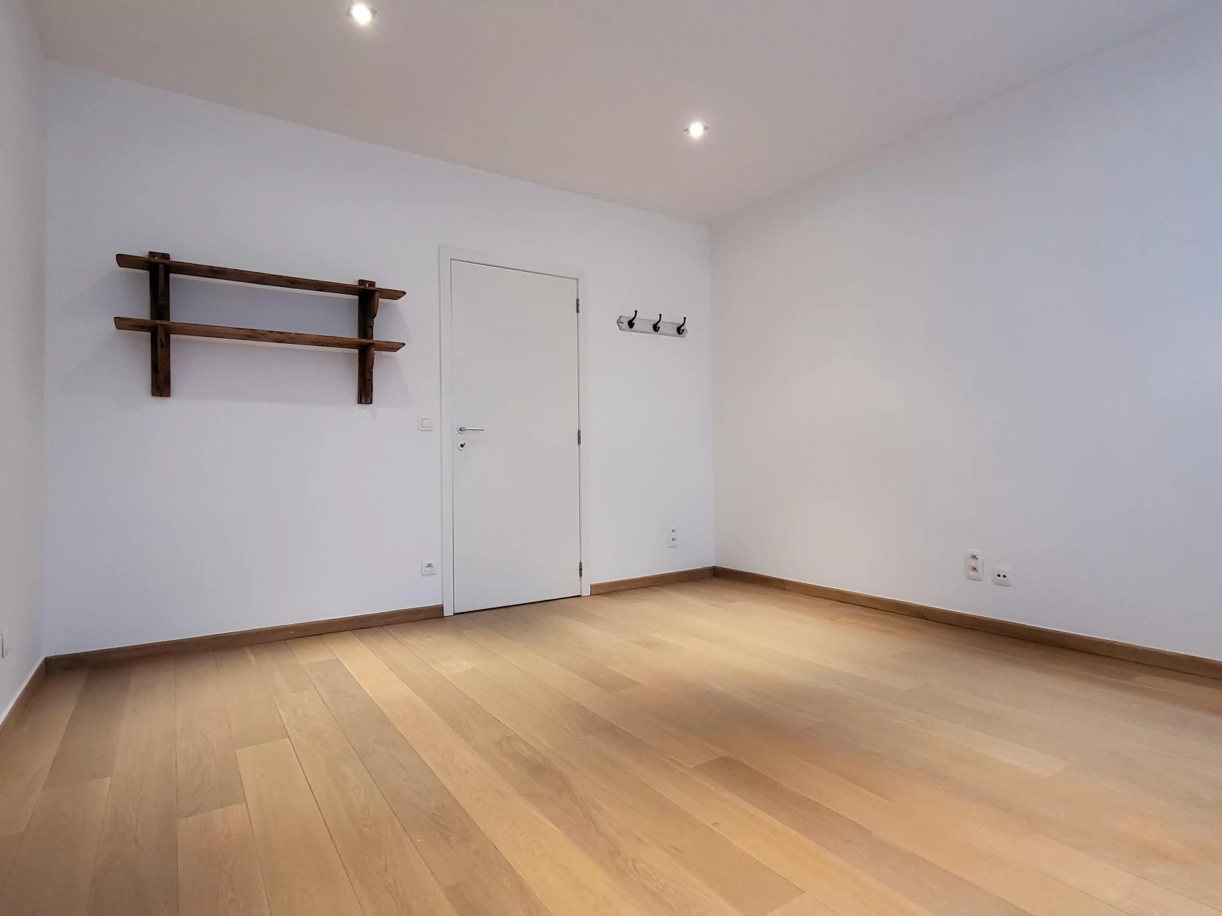 Deze instapklare woning biedt modern wooncomfort op een centrale ligging in het centrum, met winkels, scholen en openbaar vervoer op wandelafstand. foto 13