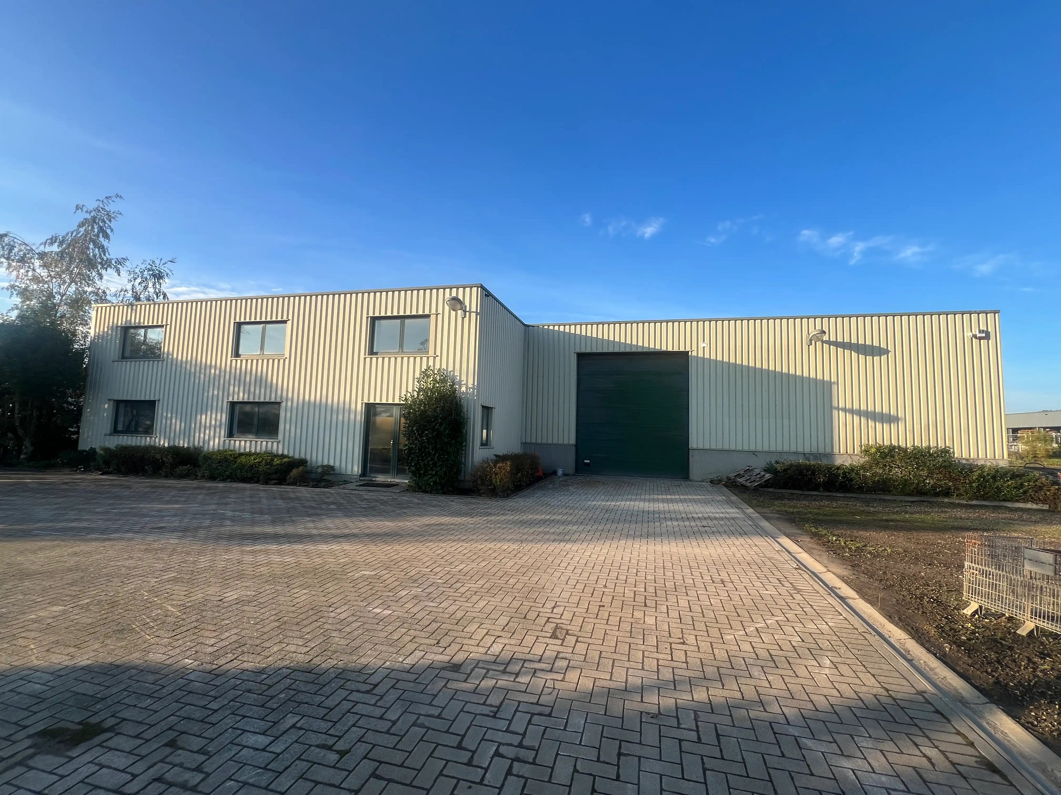 Bedrijfsgebouw te koop in Oudsbergen met buitenopslag foto 2