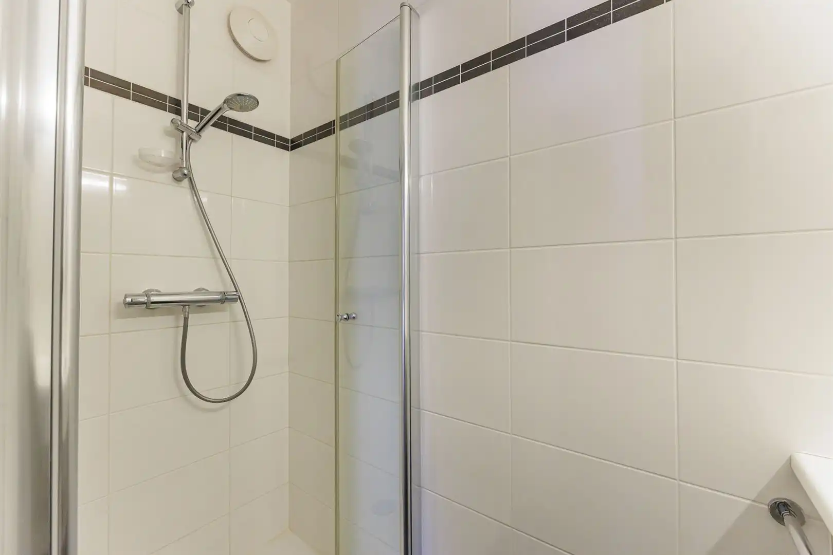 Gelijkvloers appartement met 2 slaapkamers en garage! foto 17