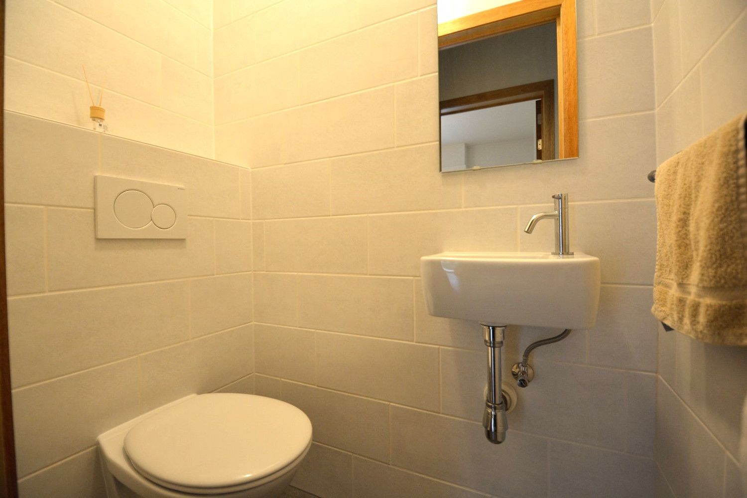 GERENOVEERD GELIJKVLOERS APP. MET 2 SLK EN TERRAS! foto 8