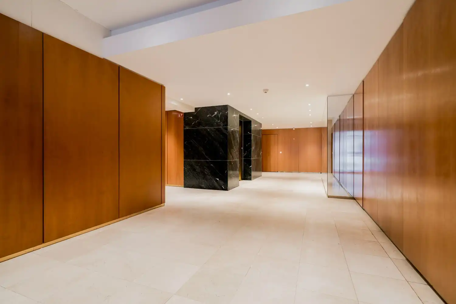 Ruim appartement op strategische locatie met veel lichtinval foto 2