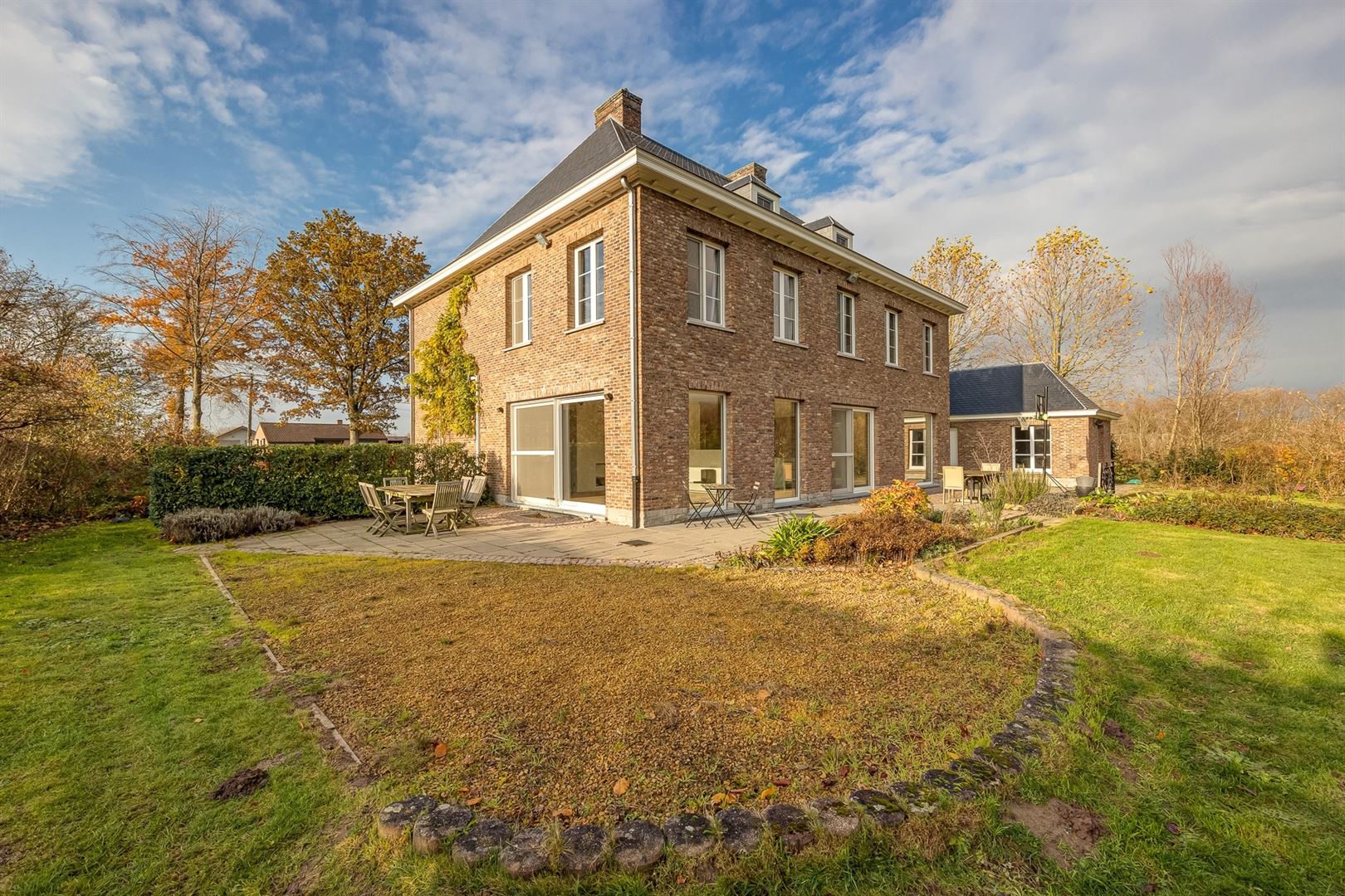 Een herenhuis met grandeur en een tuin om van te dromen foto 35
