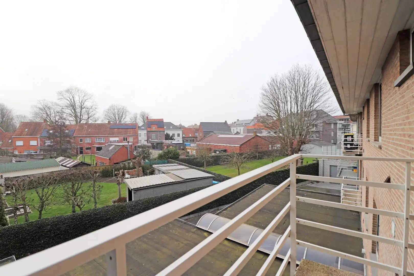 Gerenoveerd appartement met carport foto 6