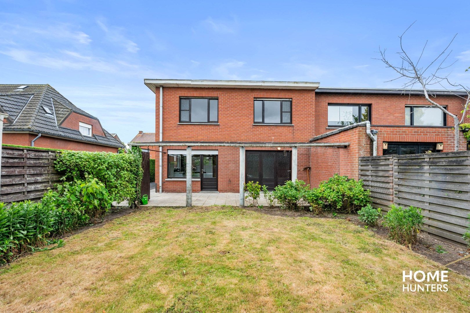 Te renoveren halfopen woning met 4 slaapkamers, 2 garages en veel potentieel te Ieper foto 23