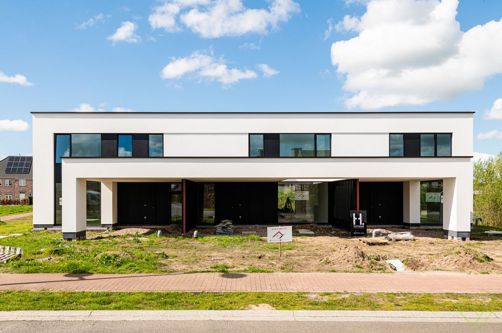 Prachtige nieuwbouwwoningen in een rustige verkaveling nabij het sportpark van Eeklo! foto {{pictureIndex}}