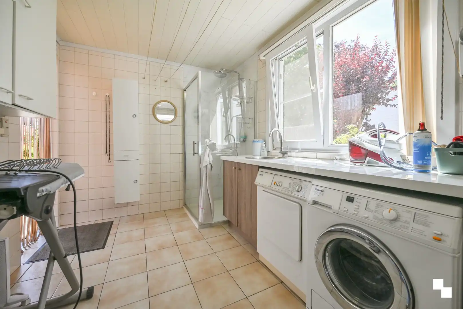 Ruime gezinswoning met vier slaapkamers, garages en extra naastliggend perceel foto 13