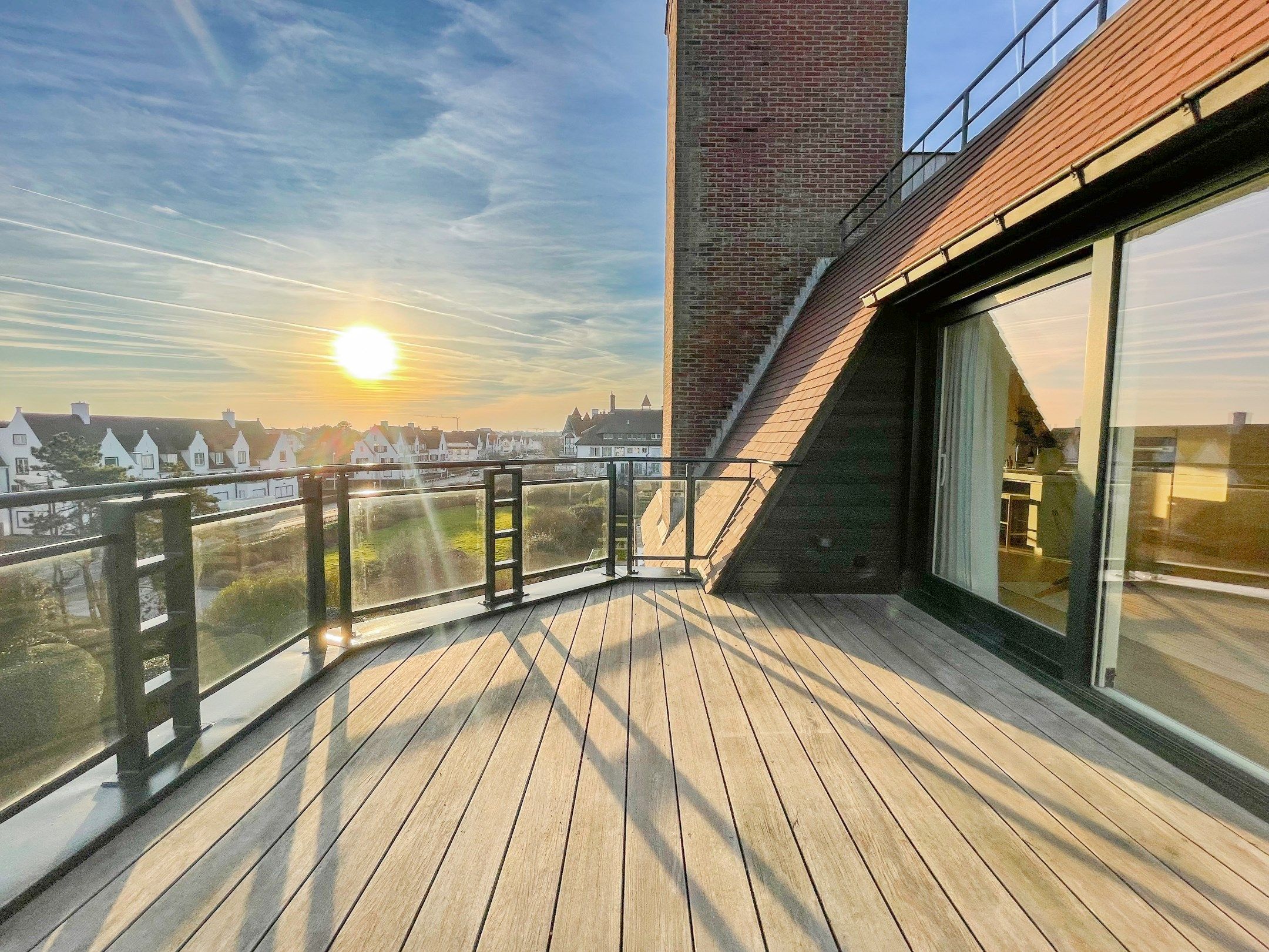 Uniek gelegen hoekappartement met ruime terrassen gelegen op de Wandeldijk in het Zoute. foto 7