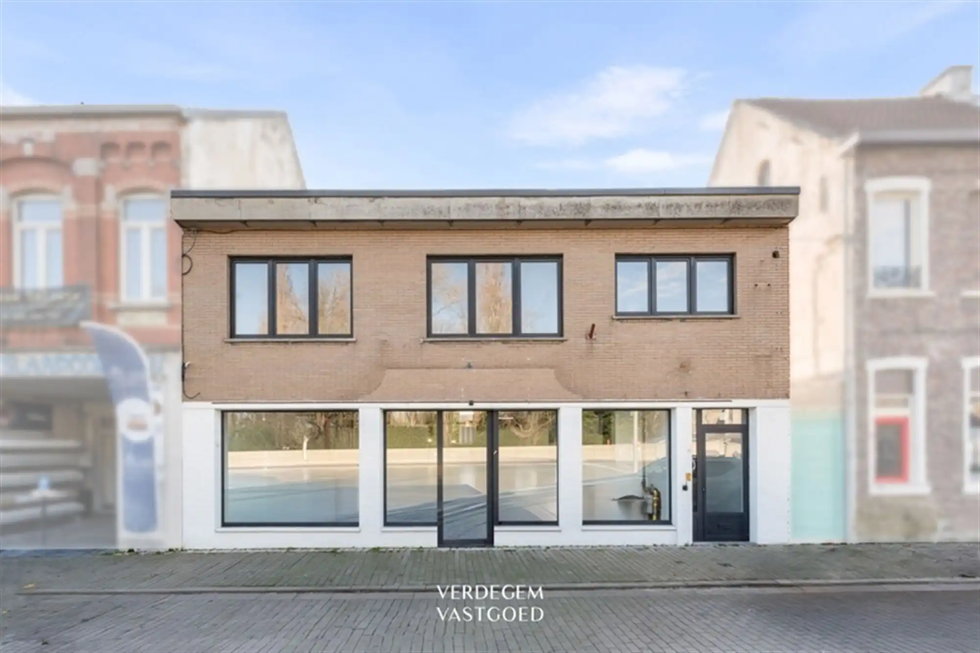 Handelsruimte (284m²) met zonnig appartement (100m²) op strategische ligging foto {{pictureIndex}}