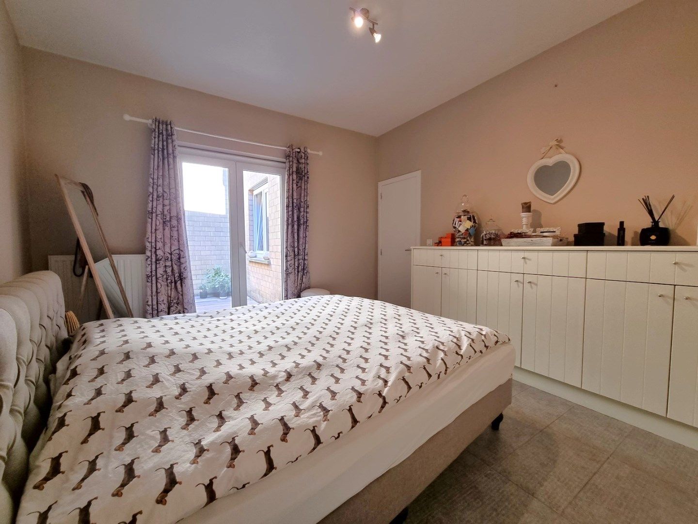 Centraal gelegen gelijkvloers appartement met twee slaapkamers en stadskoer foto 8