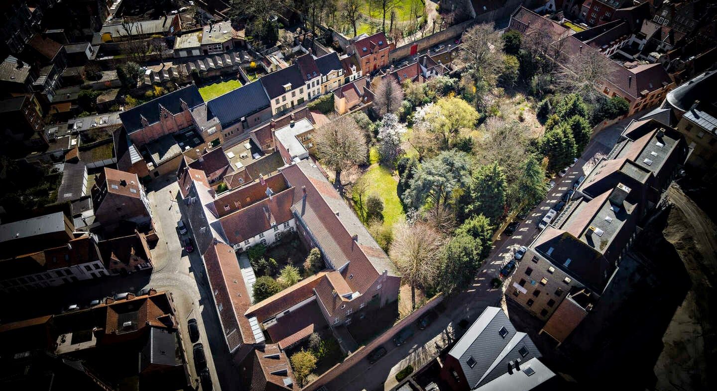 Uniek vernieuwbouwproject met riante tuin in hartje Brugge foto 2