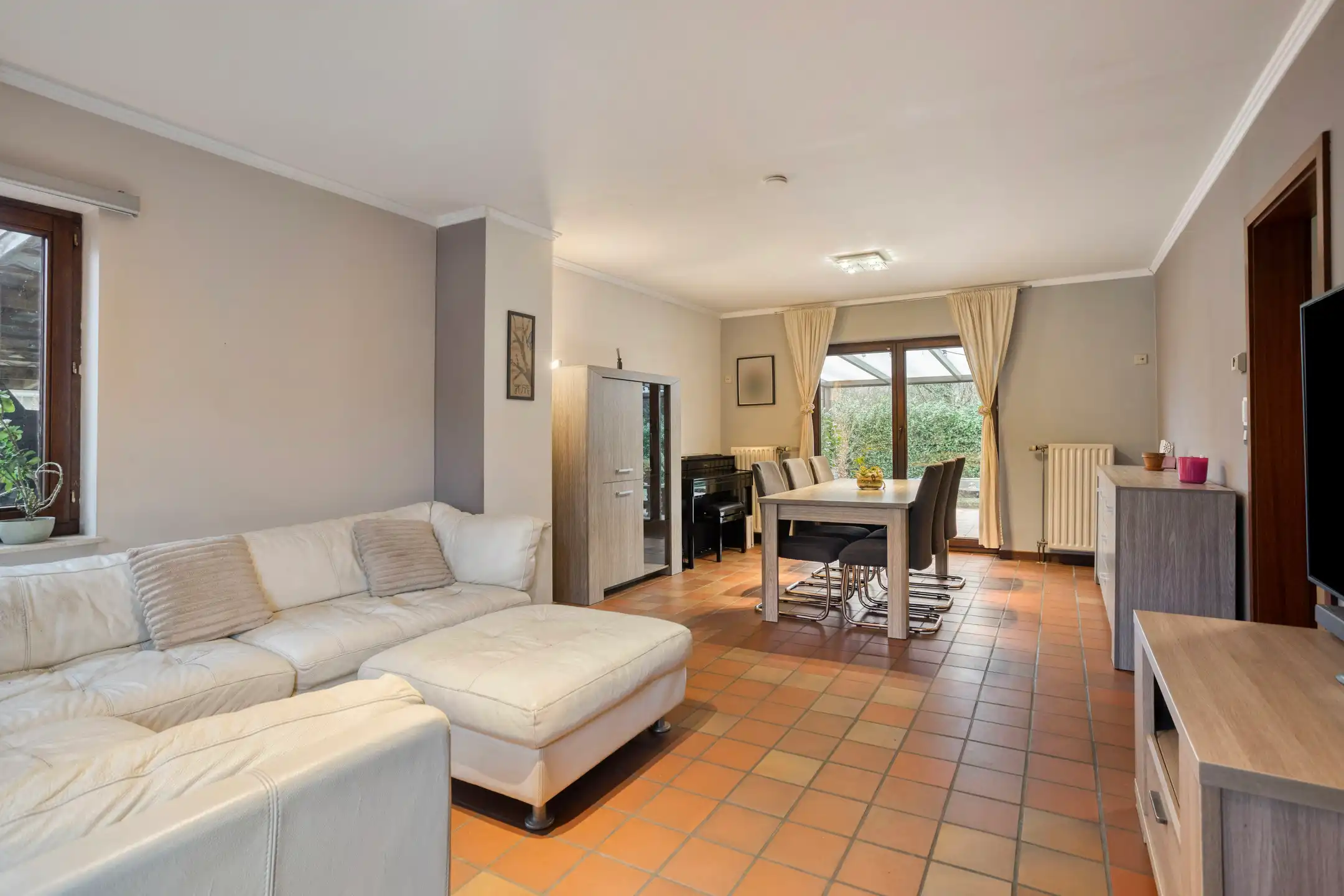 Rustig gelegen woning met drie slaapkamers, bureau en garage foto 3