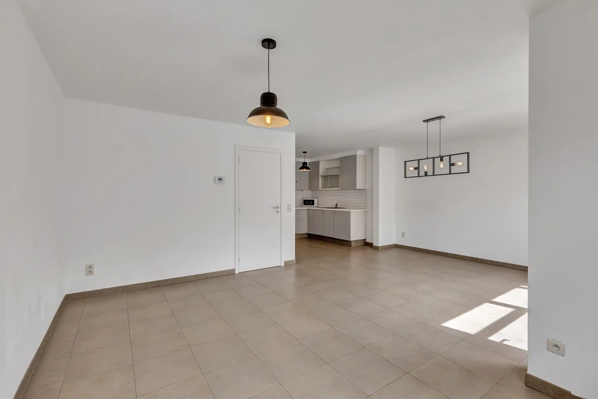Ruim, instapklaar appartement met terras en autostaanplaats foto 5