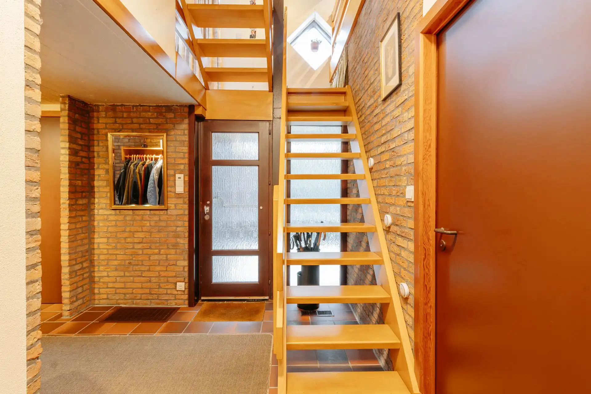 Architecturale Lejon-woning in autoluwe straat foto 3