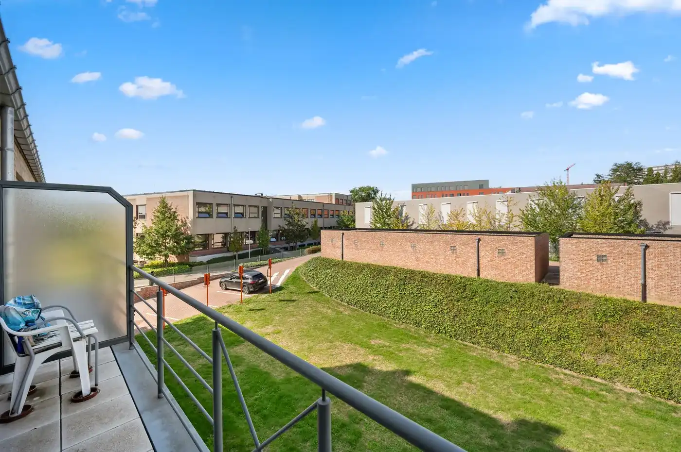 Ruim appartement met veel lichtinval, 2 slaapkamers, garage en kelder foto 2