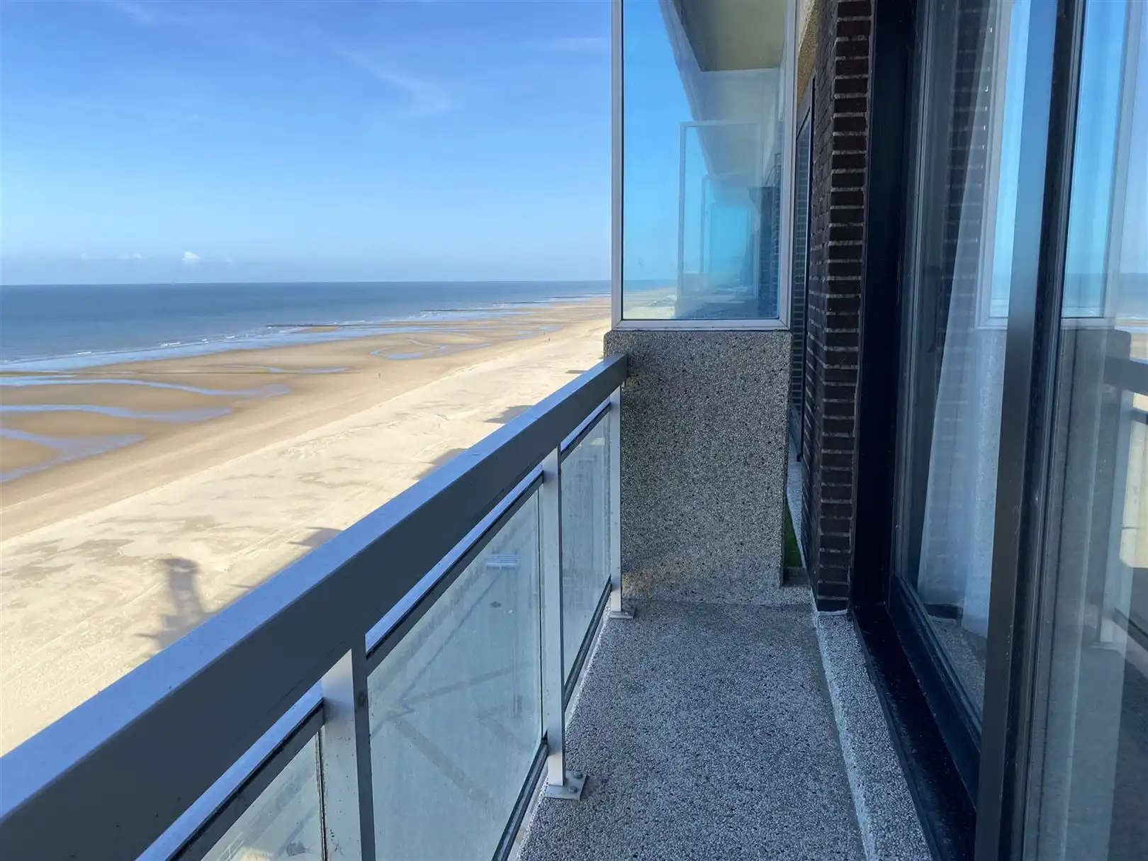 Gemeubeld appartement met frontaal zeezicht foto 5