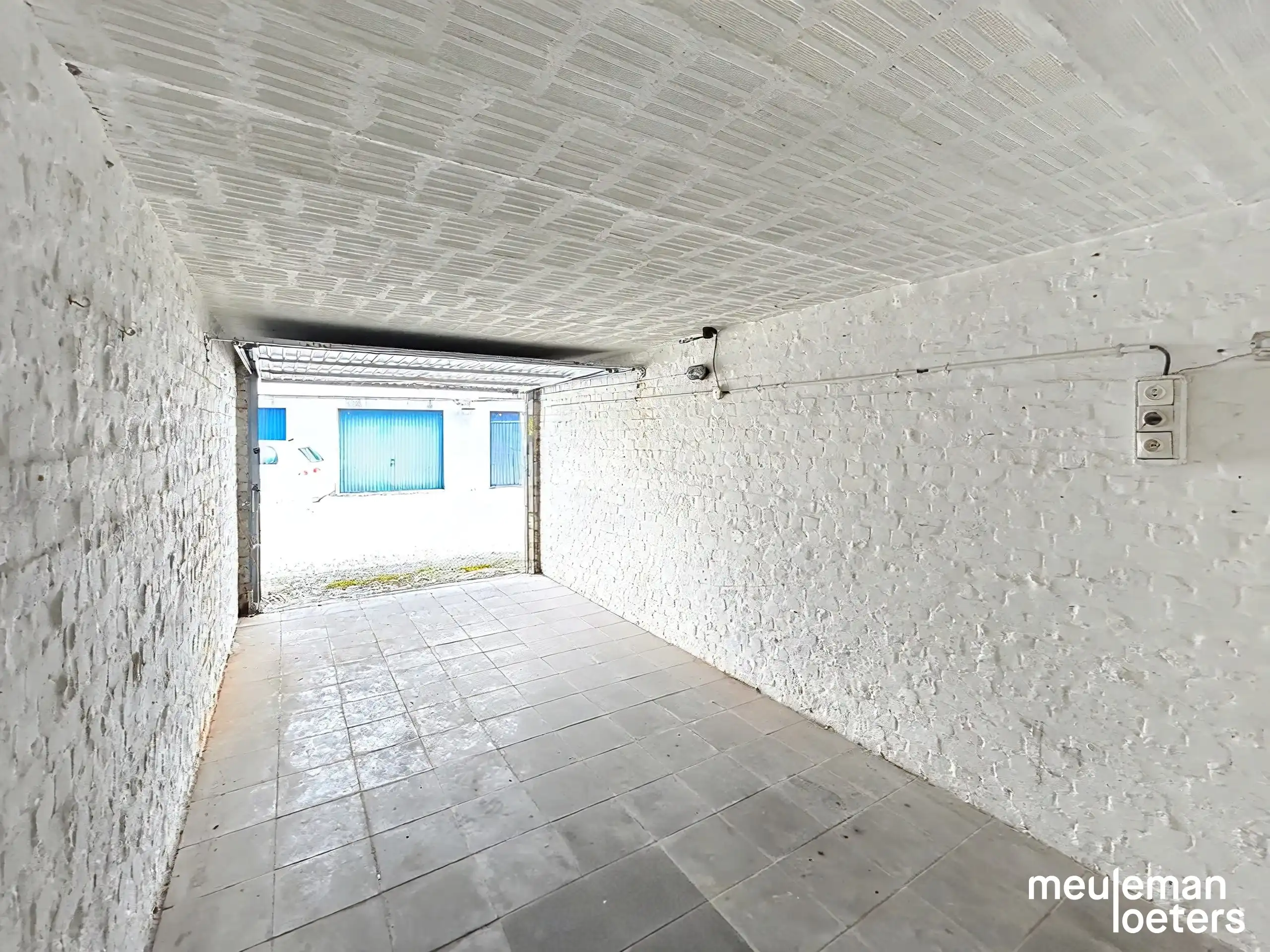 Ruime garagebox te Sint-Michiels foto 4