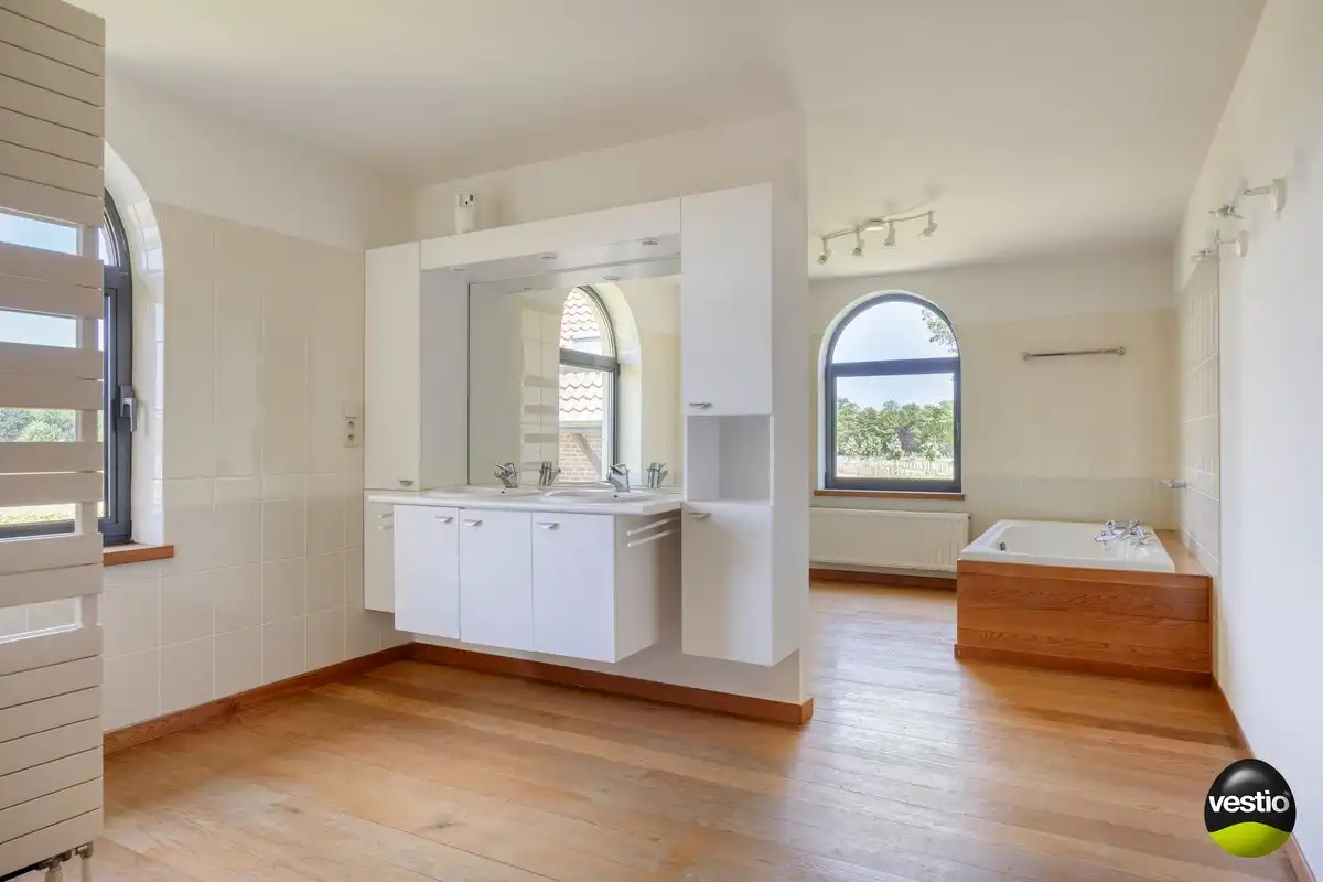 EXCLUSIEVE HOEVE MET MEERDERE WOONGEDEELTES, ATELIER, STALLING en AANPALENDE WEIDE OP CA. 1,6 HECTARE NABIJ DOMEIN NIEUWENHOVEN. foto 71