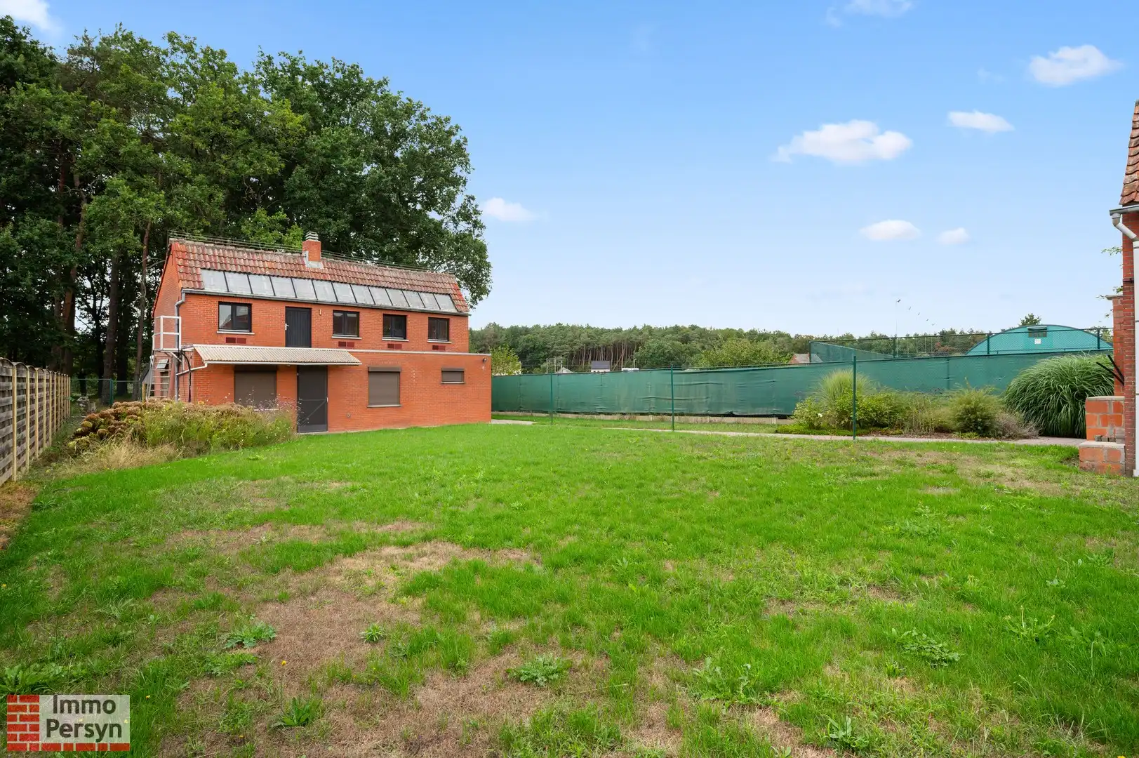 Vrijstaande bungalow met bijgebouw op een riant perceel foto 26