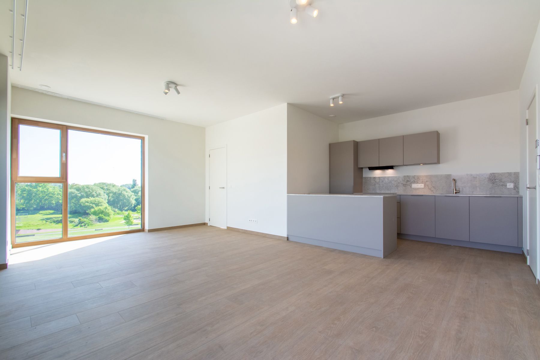 Rustig en comfortabel 2slpk appt. met zicht op park  foto 5