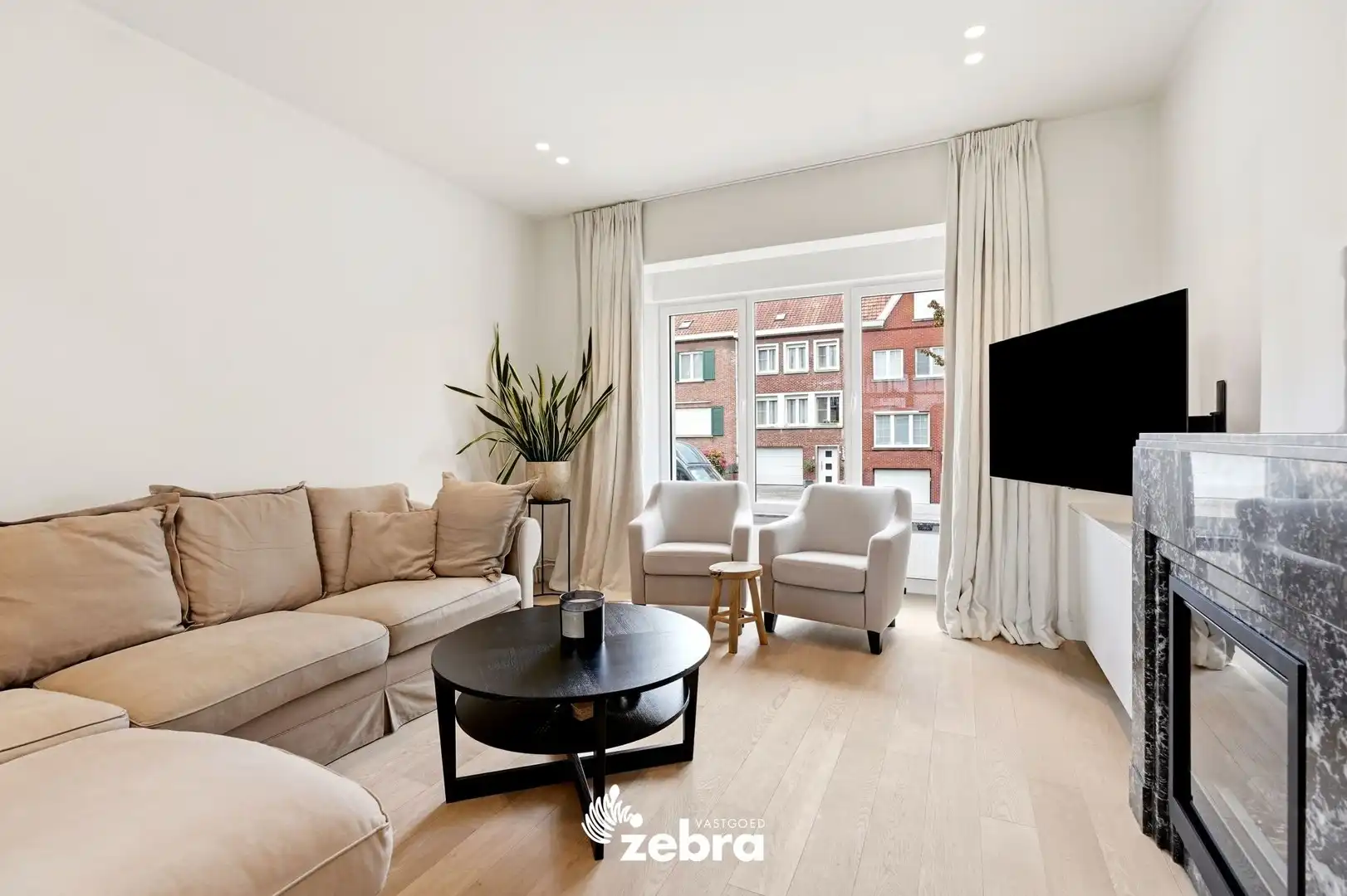 Kwalitatief gerenoveerde herenwoning met garage te Sint-Elisabeth Kortrijk! foto 6