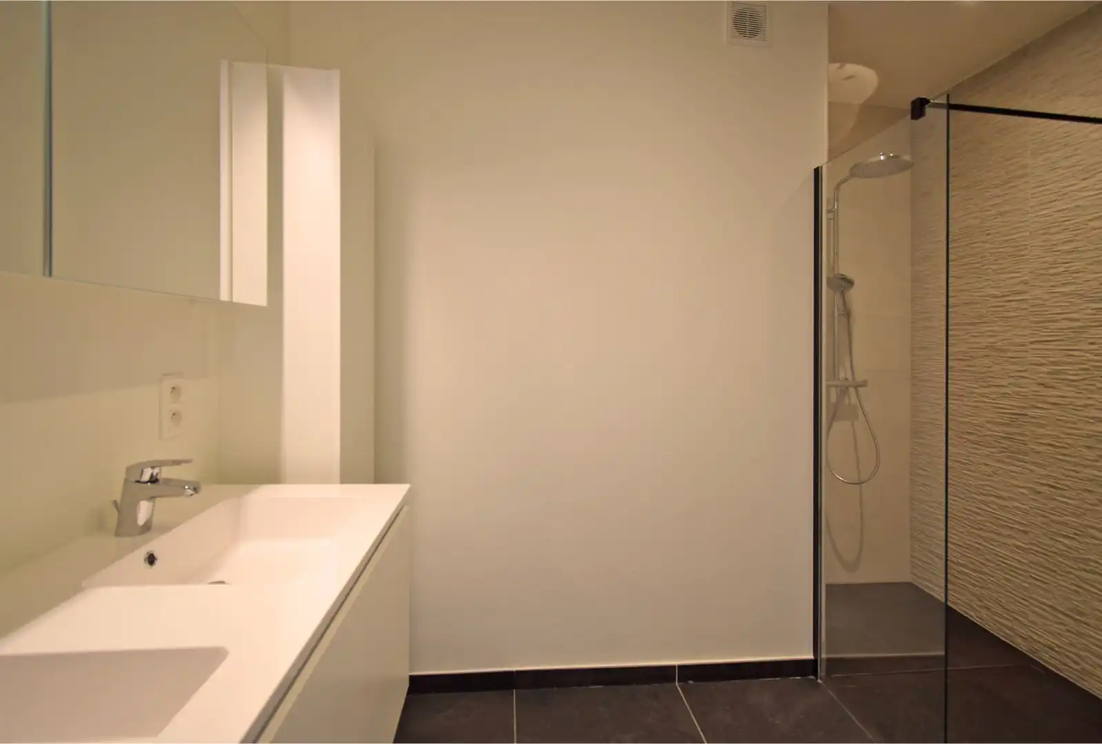 INSTAPKLAAR GELIJKVLOERS APPARTEMENT foto 8
