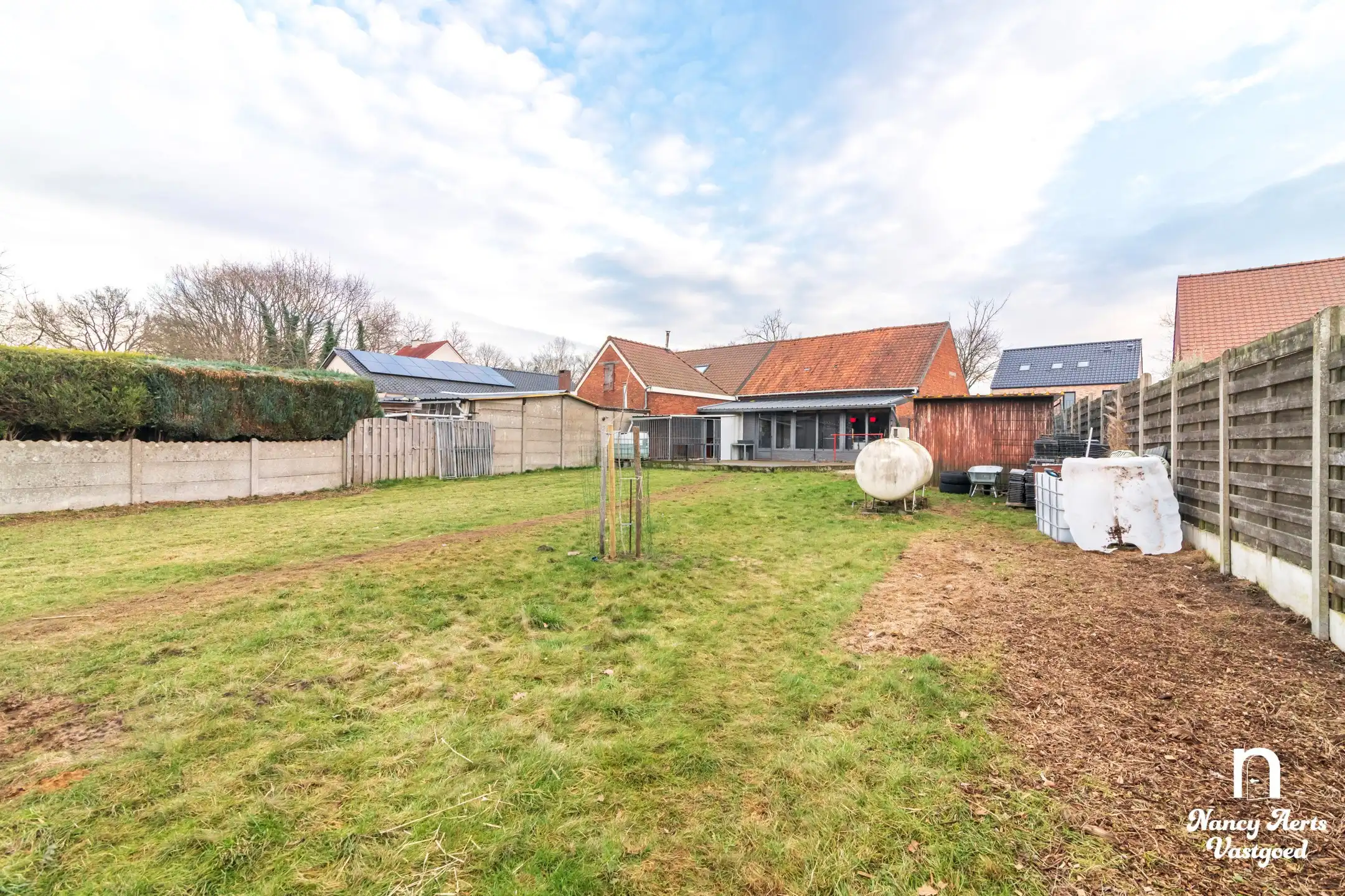 Halfopen woning met grote omheinde tuin en mooi uitzicht foto 2