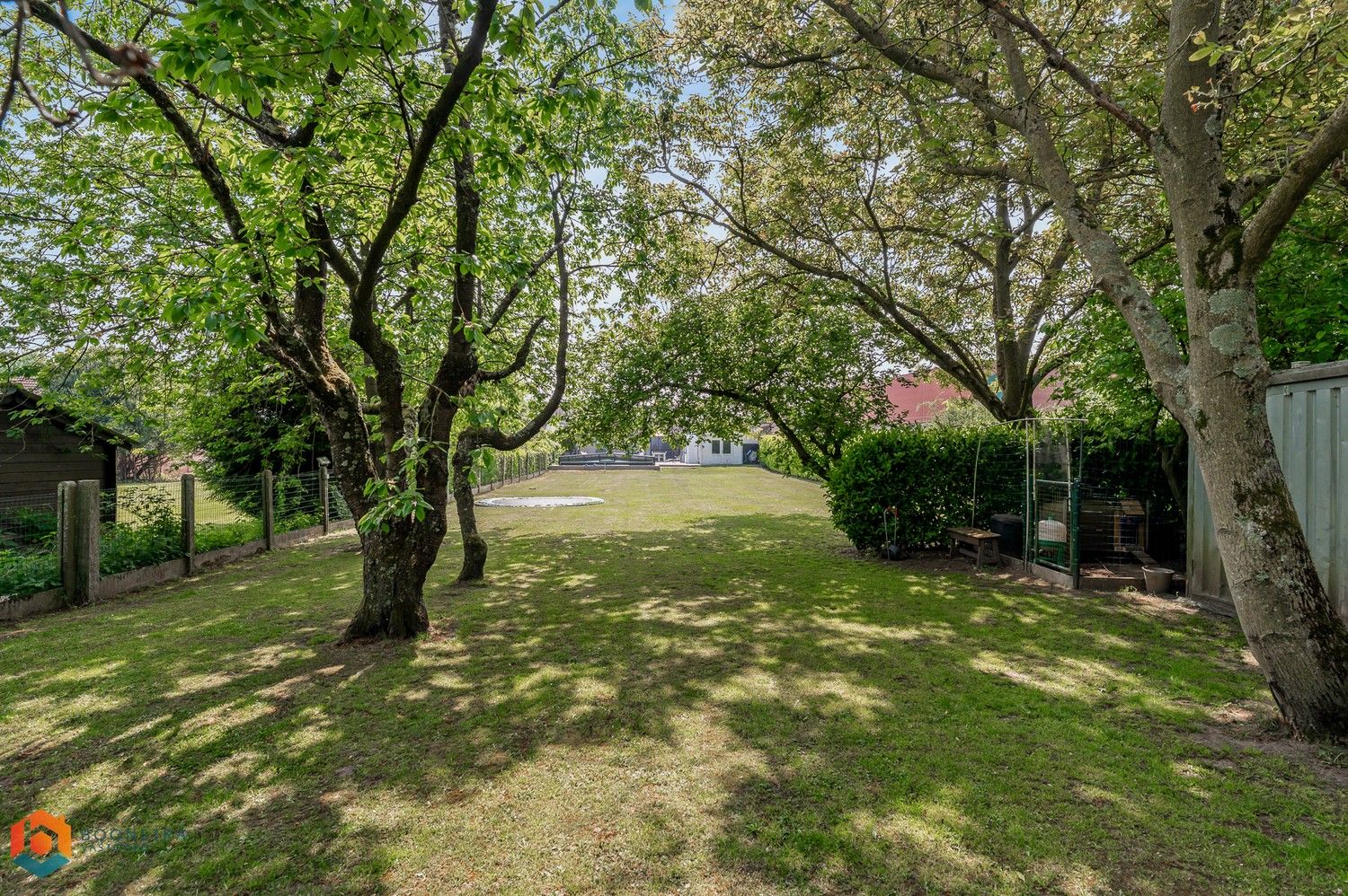 Gelijkvloerse woning met 3 slpkrs, ruime tuin en zwembad foto 12