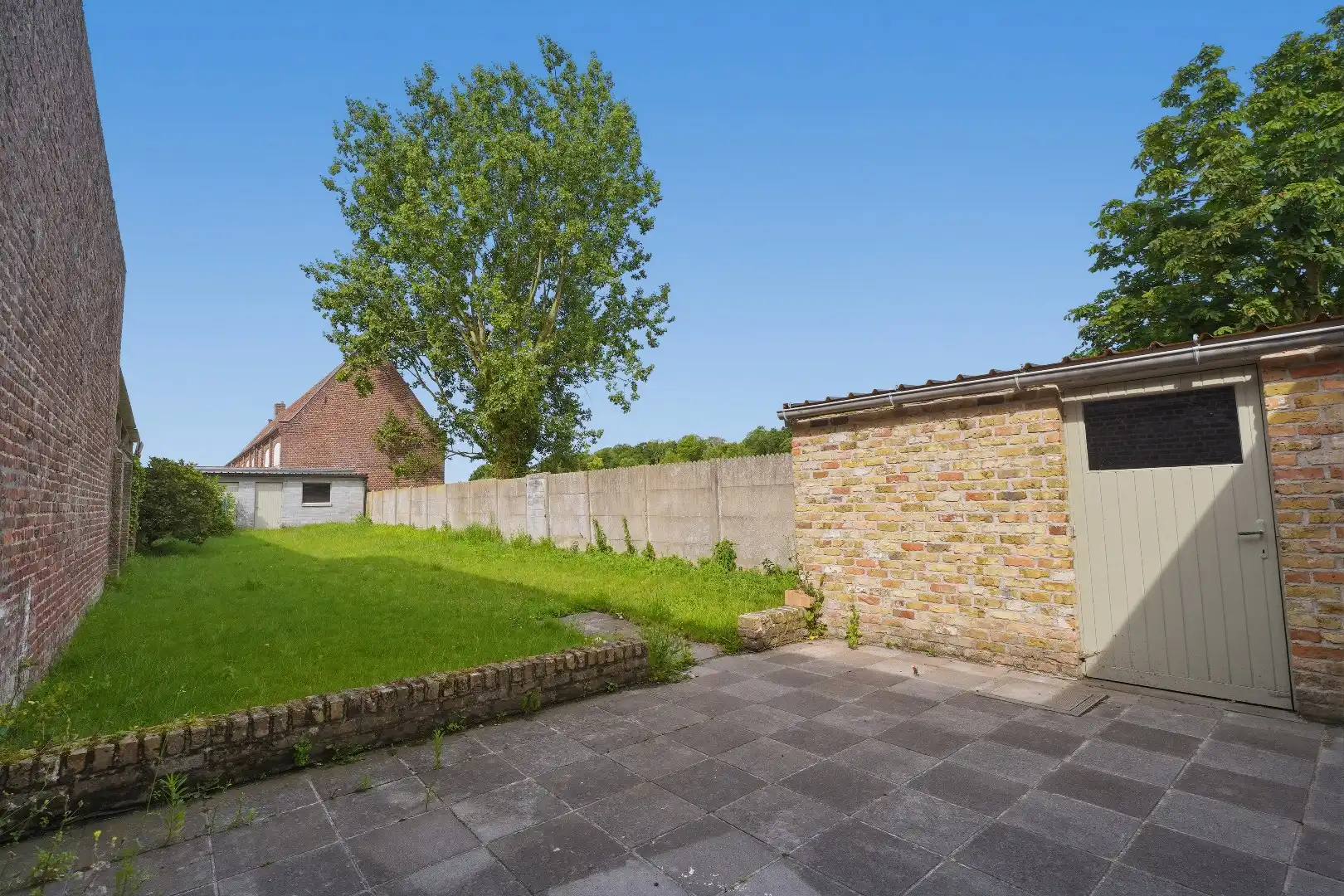 Recent gerenoveerde woning (2026), centraal gelegen aan het marktplein van Merkem! foto {{pictureIndex}}