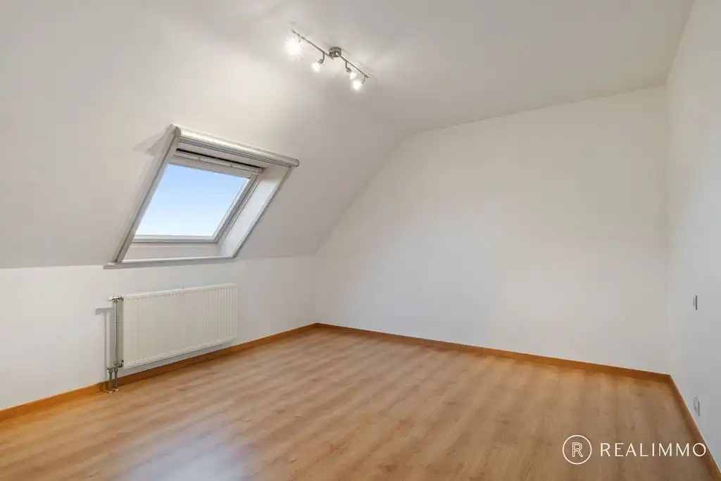 Ruim appartement met 3 slaapkamers én garage in het hartje Zwevegem! foto 17